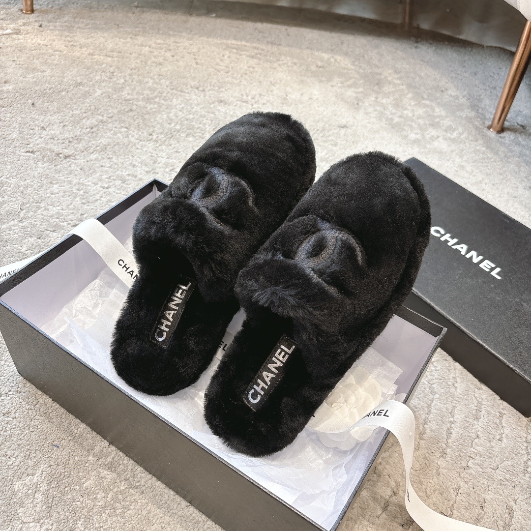 A pair of black luxury fluffy fur slippers with a signature interlocking logo inside a branded gift box with ribbons. - Hình 5
