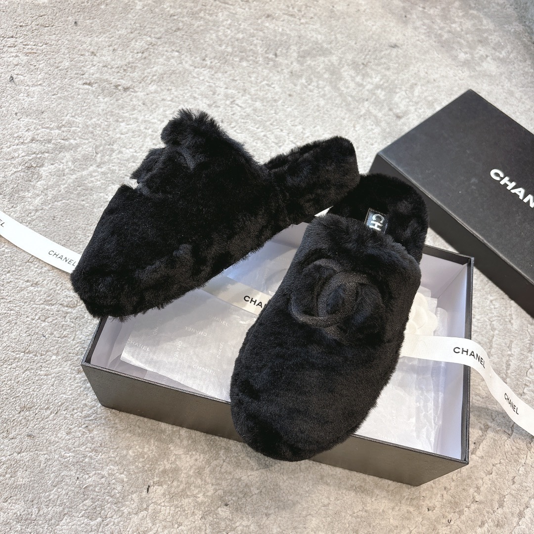 A pair of black luxury fluffy fur slippers with a signature interlocking logo inside a branded gift box with ribbons. - Hình 4