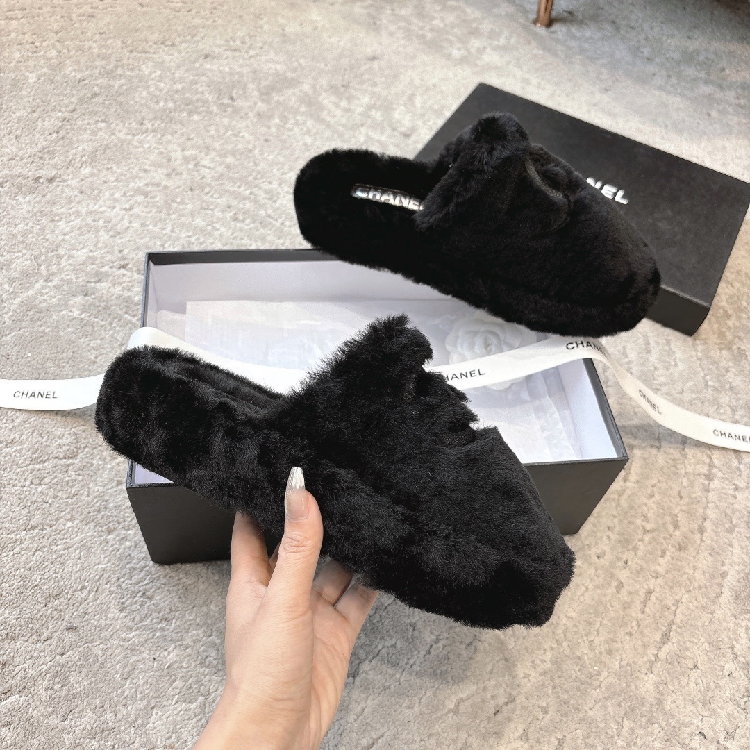 A pair of black luxury fluffy fur slippers with a signature interlocking logo inside a branded gift box with ribbons. - Hình 3