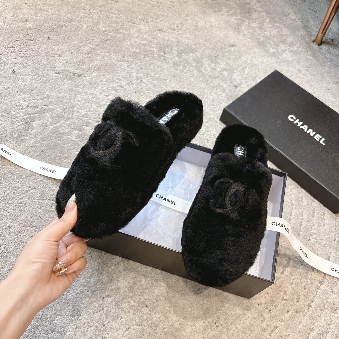A pair of black luxury fluffy fur slippers with a signature interlocking logo inside a branded gift box with ribbons. - Hình 2
