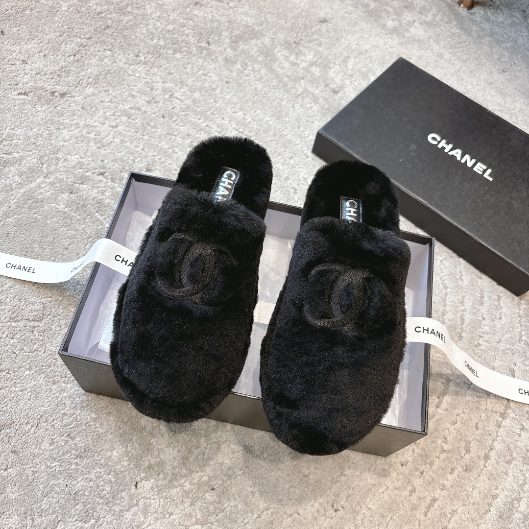 Luxury Black Faux Fur Slippers with CC Logo – Cozy Indoor Mules