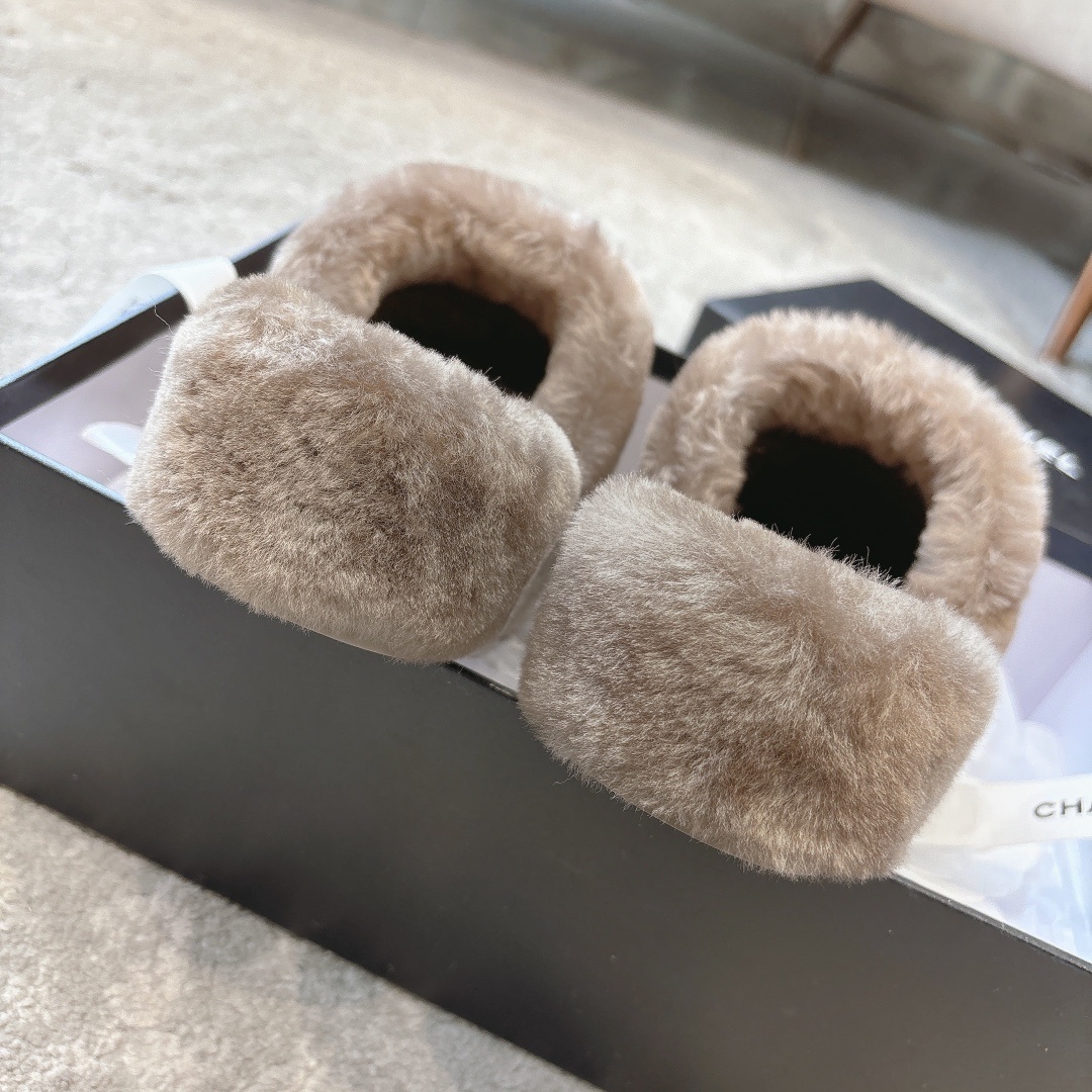 A pair of plush brown faux fur slippers with an interlocked logo inside a luxury black gift box. - Hình 9