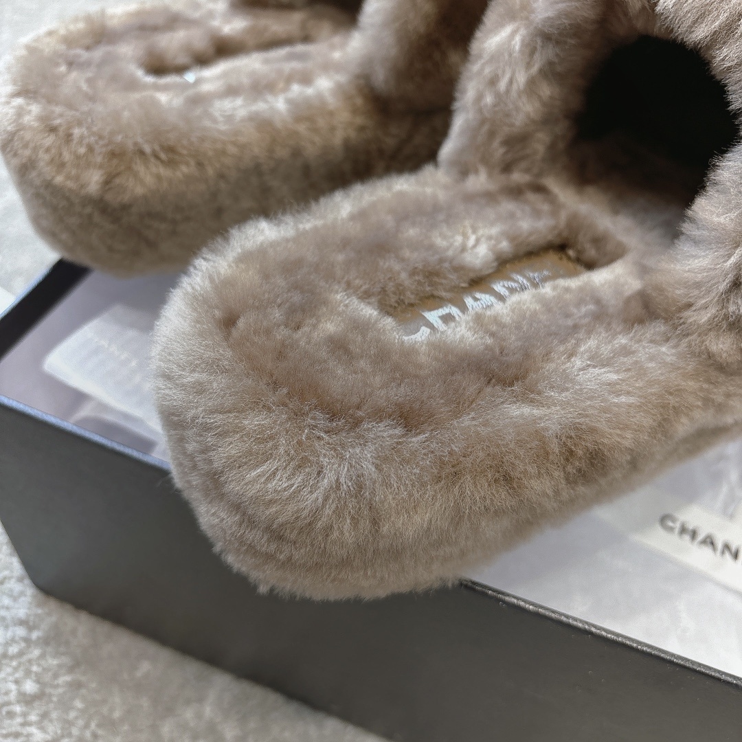 A pair of plush brown faux fur slippers with an interlocked logo inside a luxury black gift box. - Hình 8