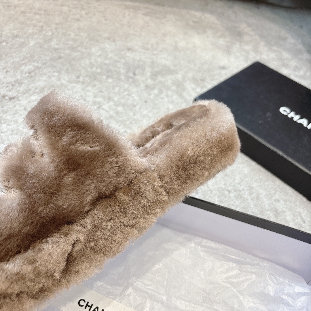 A pair of plush brown faux fur slippers with an interlocked logo inside a luxury black gift box. - Hình 7