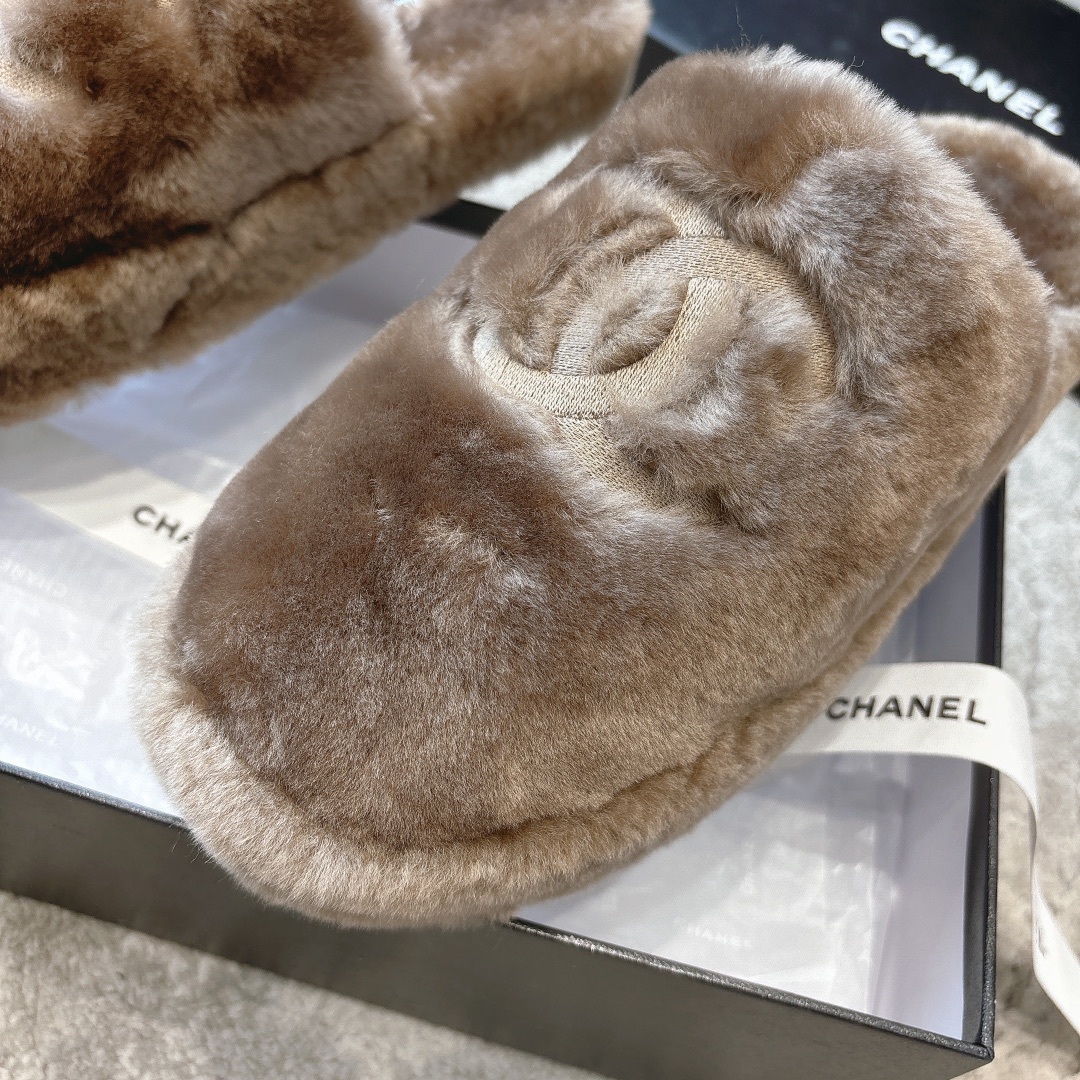 A pair of plush brown faux fur slippers with an interlocked logo inside a luxury black gift box. - Hình 6
