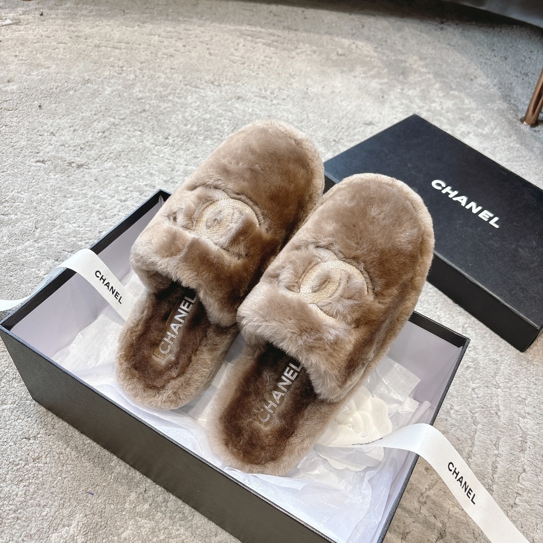 A pair of plush brown faux fur slippers with an interlocked logo inside a luxury black gift box. - Hình 5