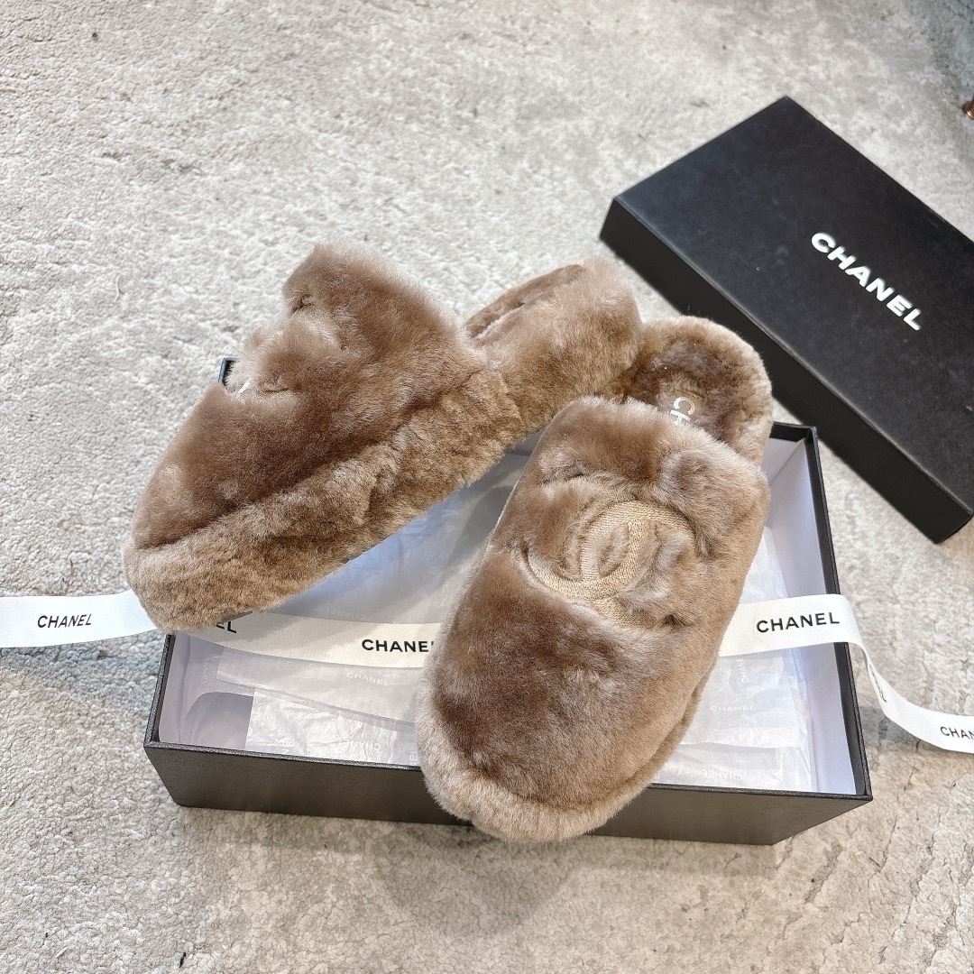 A pair of plush brown faux fur slippers with an interlocked logo inside a luxury black gift box. - Hình 4