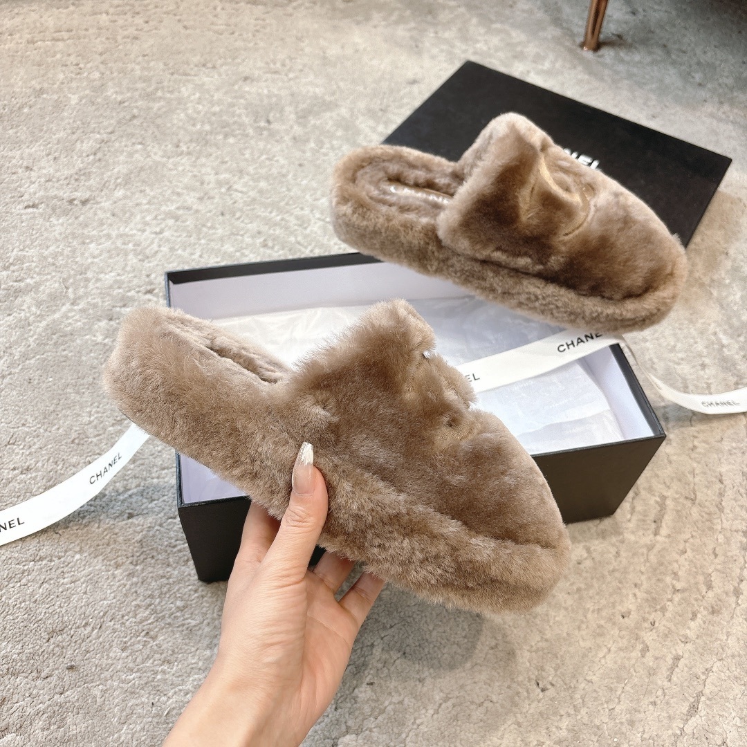 A pair of plush brown faux fur slippers with an interlocked logo inside a luxury black gift box. - Hình 3