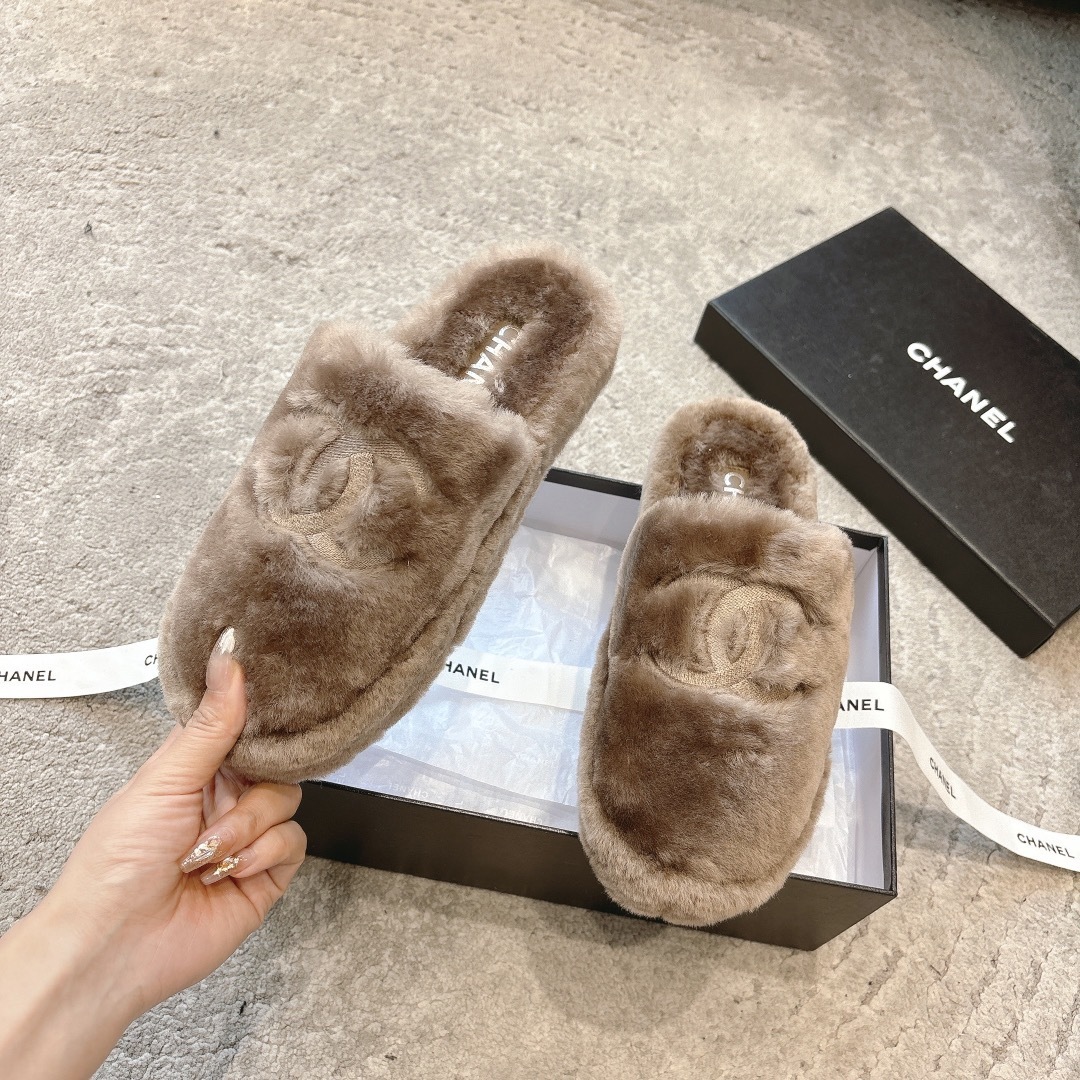 A pair of plush brown faux fur slippers with an interlocked logo inside a luxury black gift box. - Hình 2