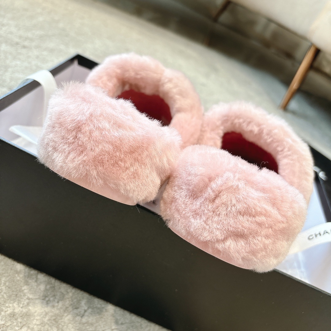 Luxury pink faux fur Chanel slippers with embroidered CC logo presented in a black designer box with white ribbon. - Hình 9