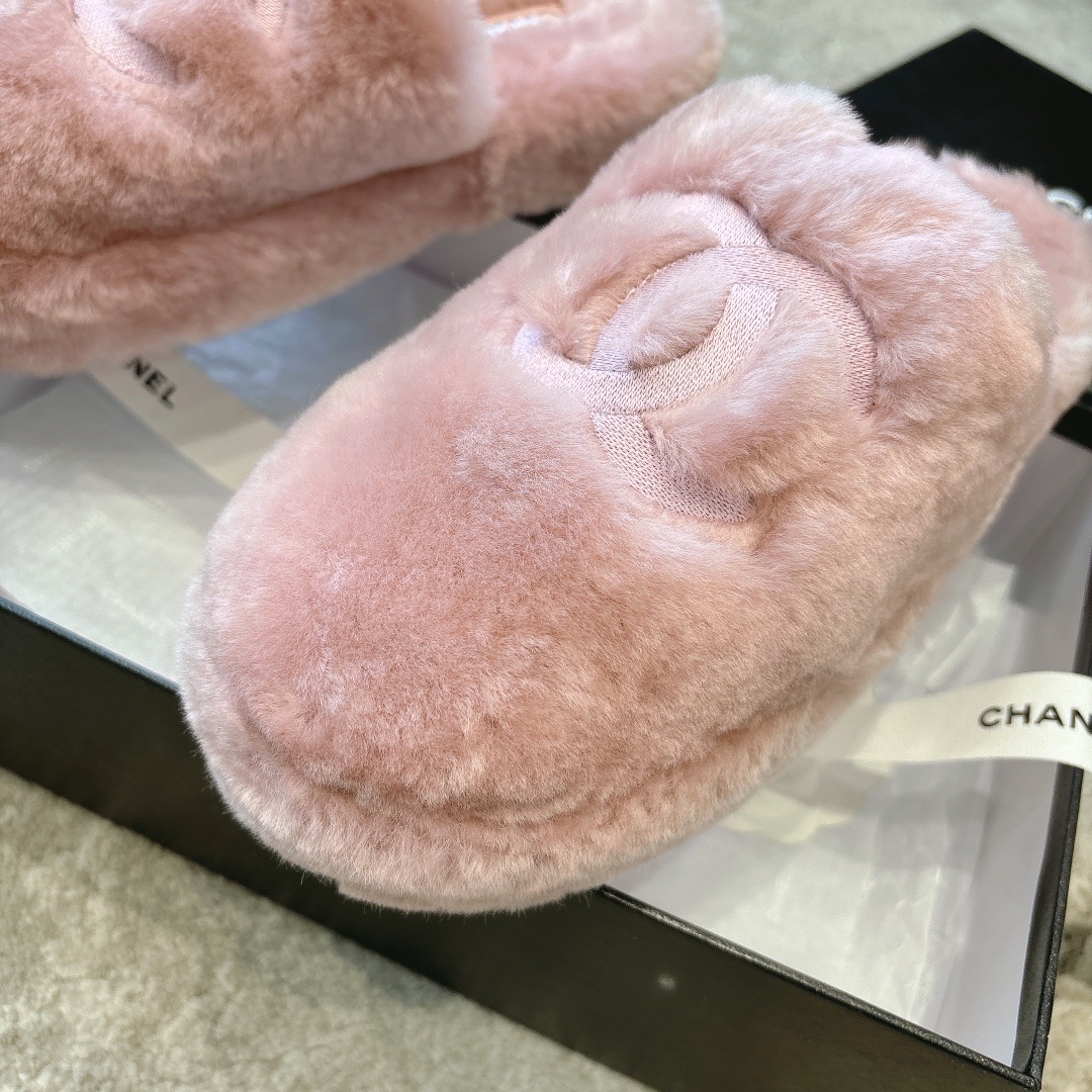 Luxury pink faux fur Chanel slippers with embroidered CC logo presented in a black designer box with white ribbon. - Hình 6