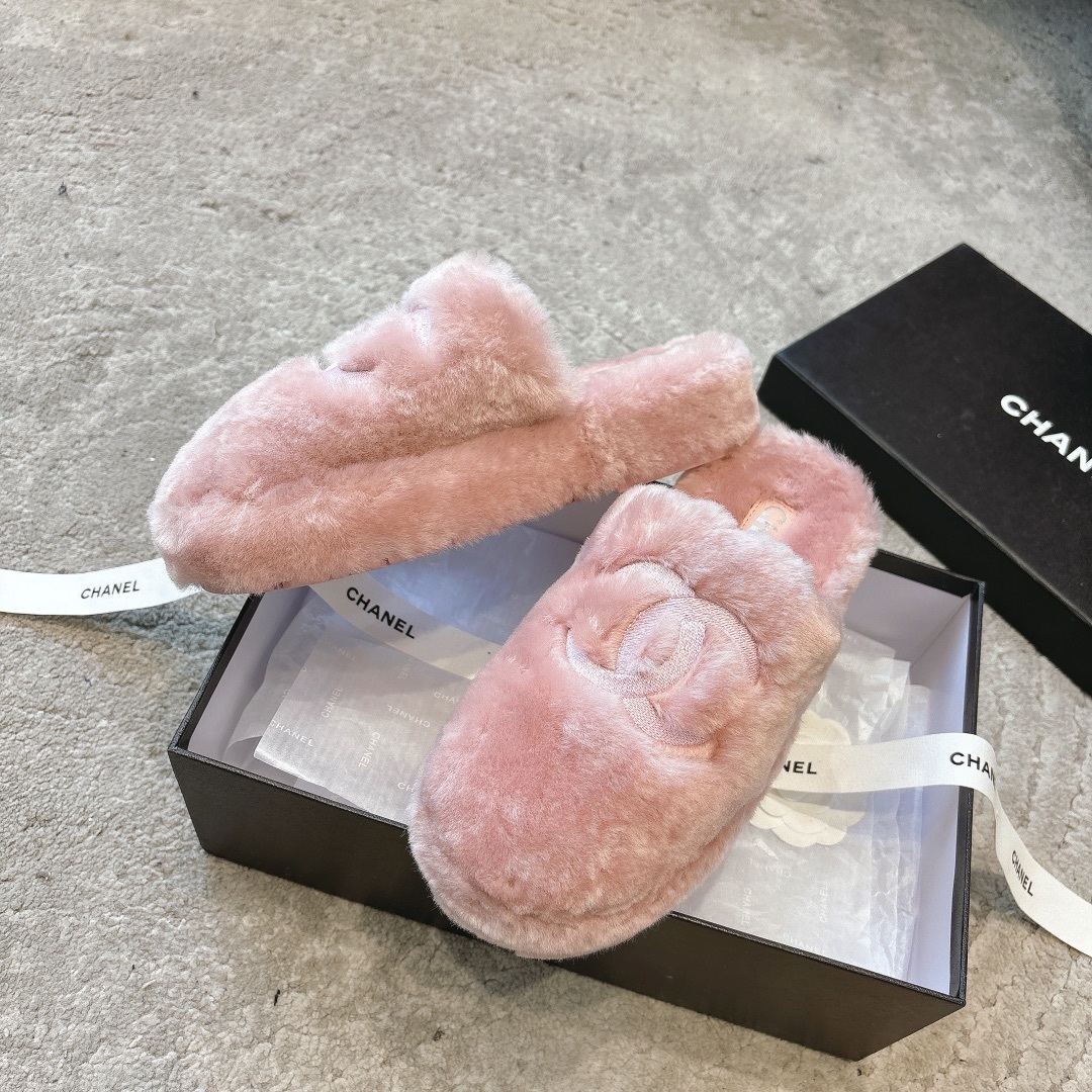 Luxury pink faux fur Chanel slippers with embroidered CC logo presented in a black designer box with white ribbon. - Hình 4