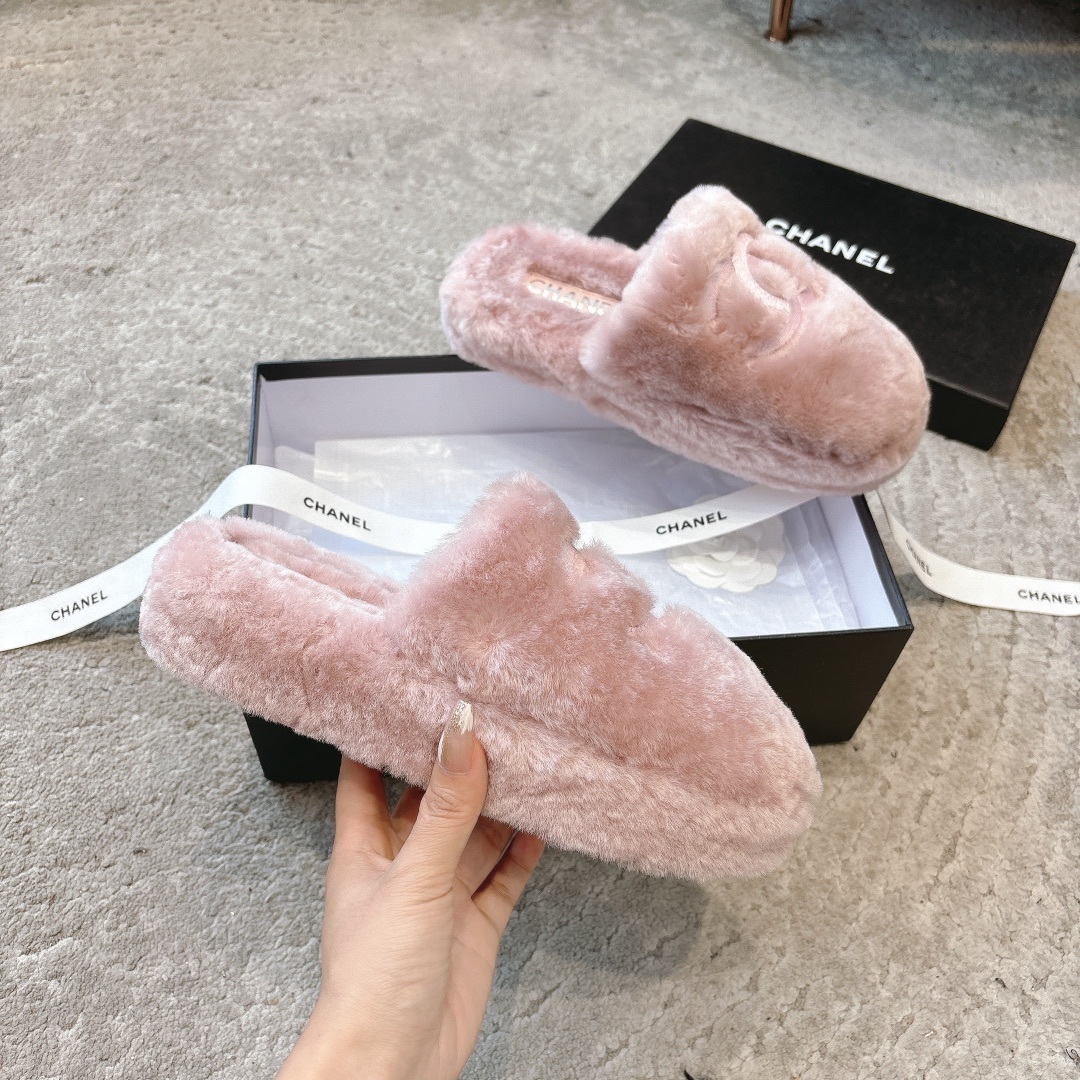 Luxury pink faux fur Chanel slippers with embroidered CC logo presented in a black designer box with white ribbon. - Hình 3