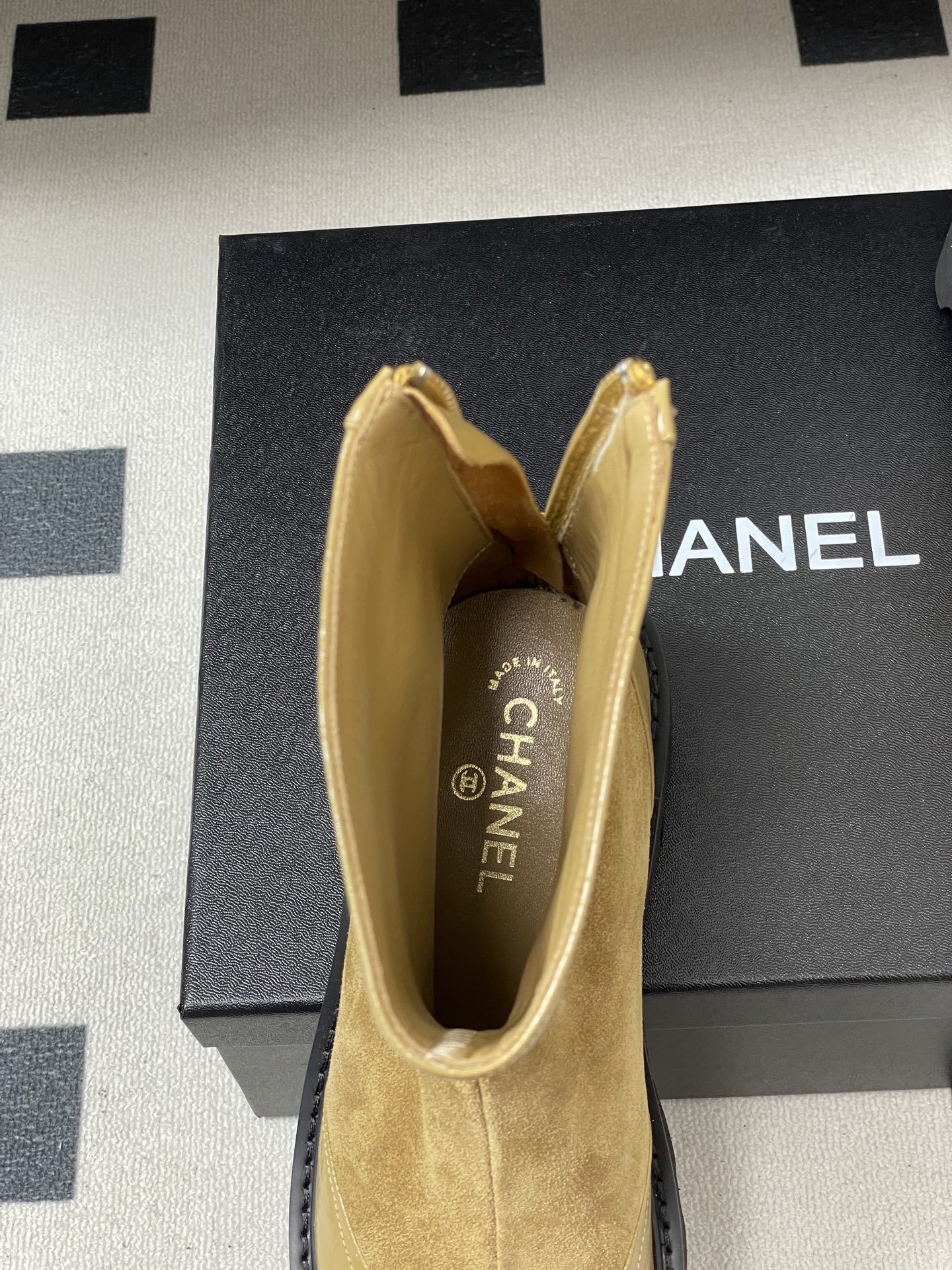 Chanel beige suede and patent leather ankle boots with black chunky lug soles and gold back zippers - Hình 6