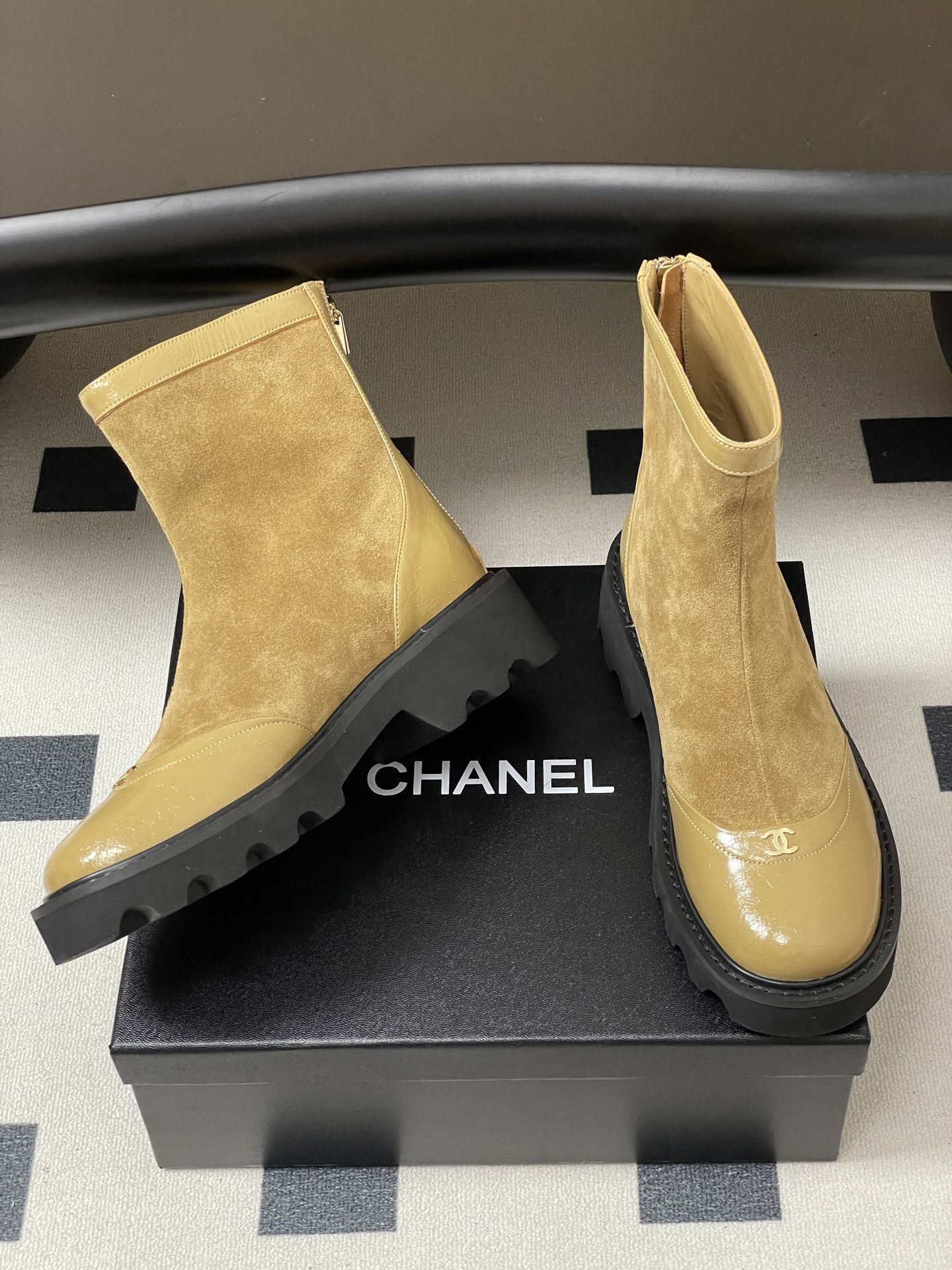 Chanel beige suede and patent leather ankle boots with black chunky lug soles and gold back zippers - Hình 5