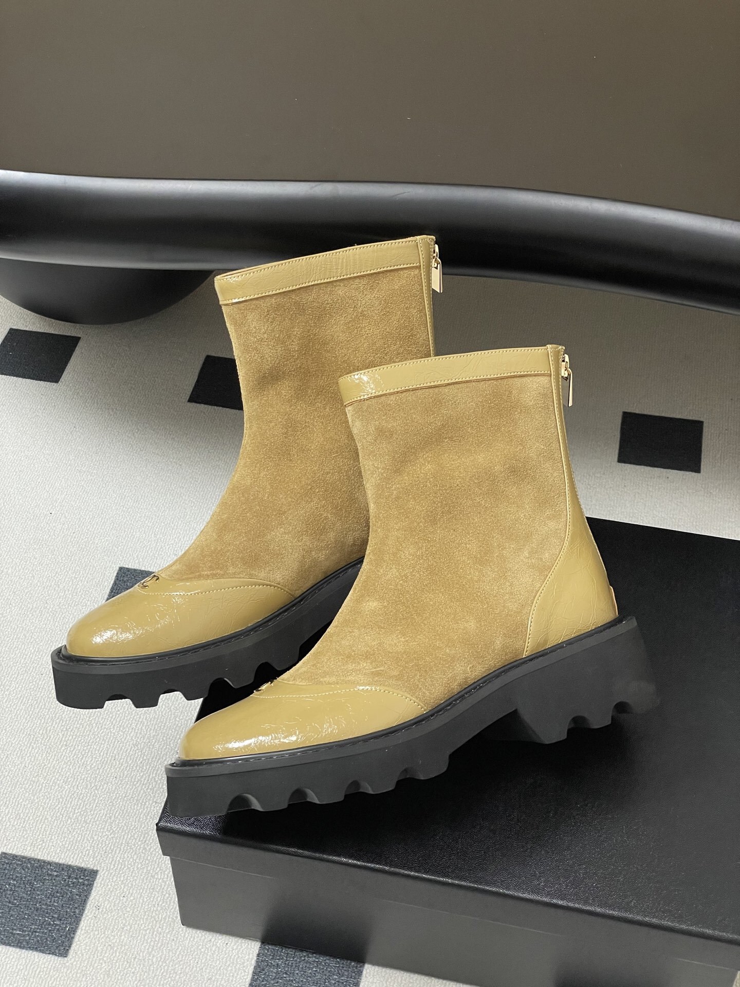 Chanel beige suede and patent leather ankle boots with black chunky lug soles and gold back zippers - Hình 4