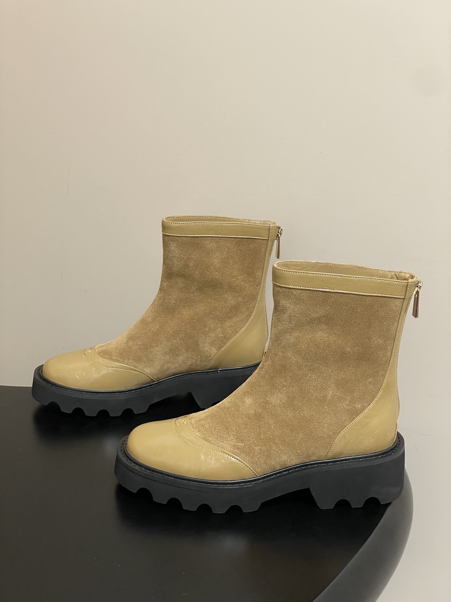 Chanel beige suede and patent leather ankle boots with black chunky lug soles and gold back zippers - Hình 3