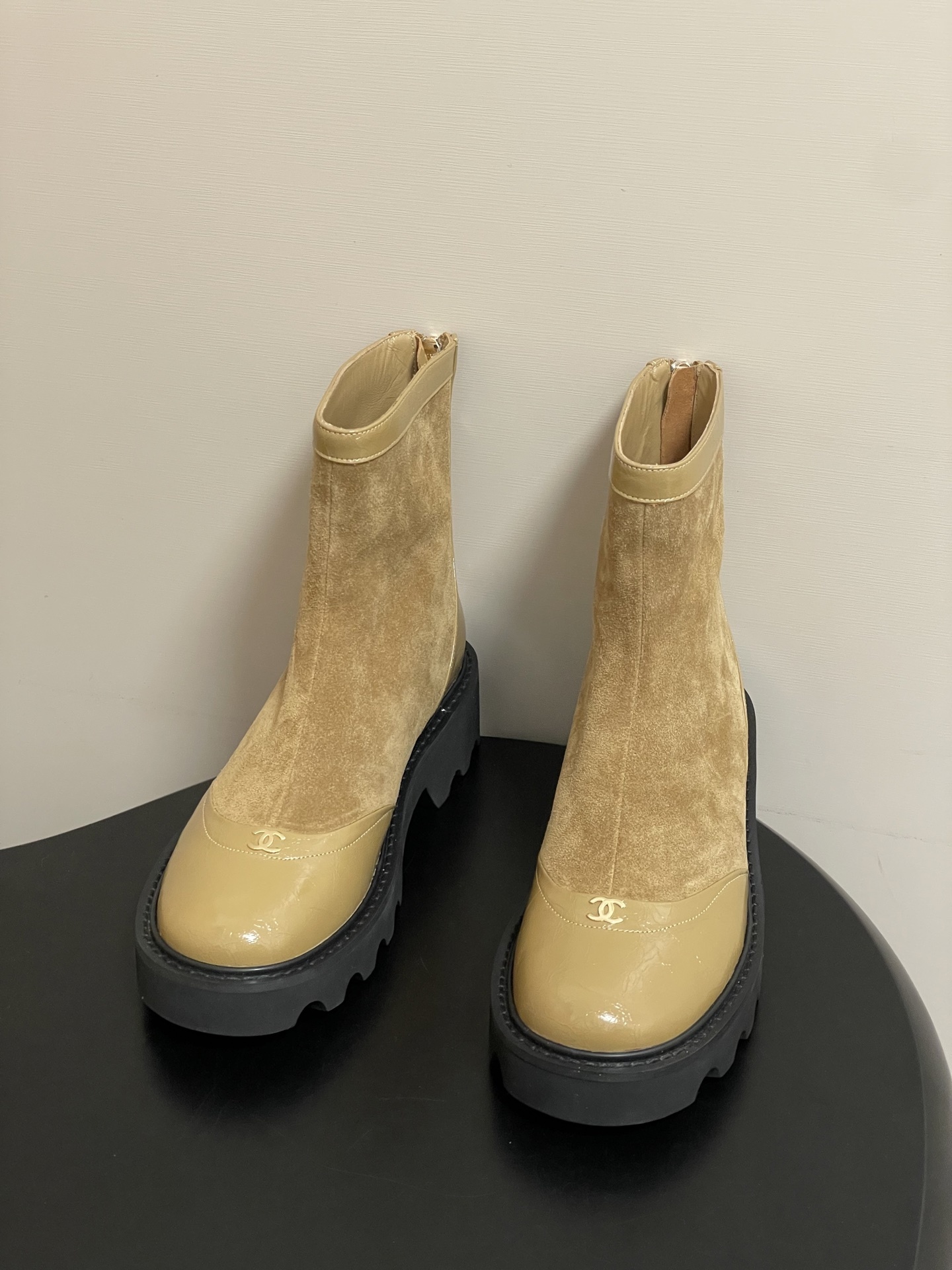 Chanel beige suede and patent leather ankle boots with black chunky lug soles and gold back zippers - Hình 2