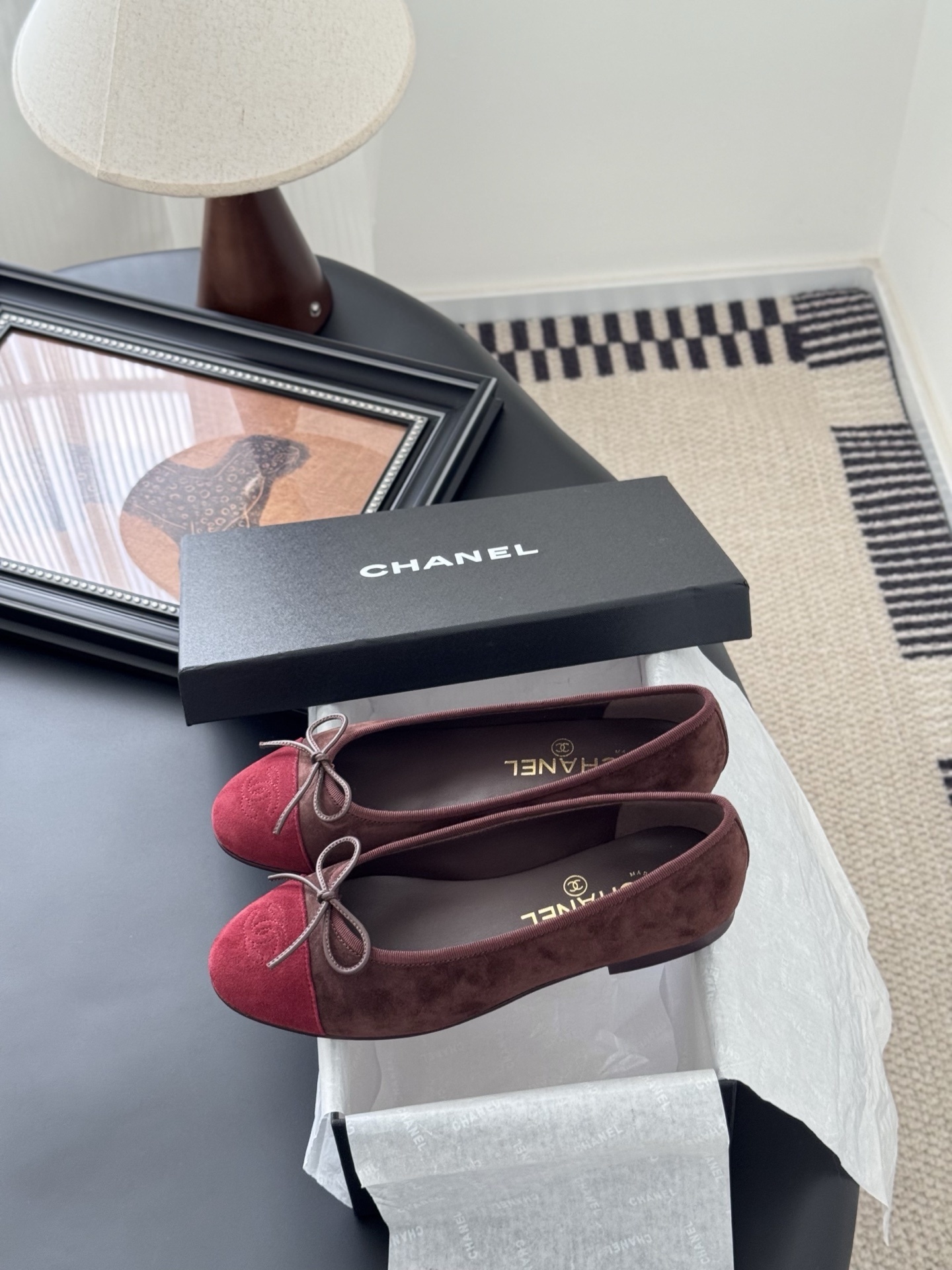 Authentic Chanel two-tone suede ballerina flats in brown and red with bow detail and original box. - Hình 7