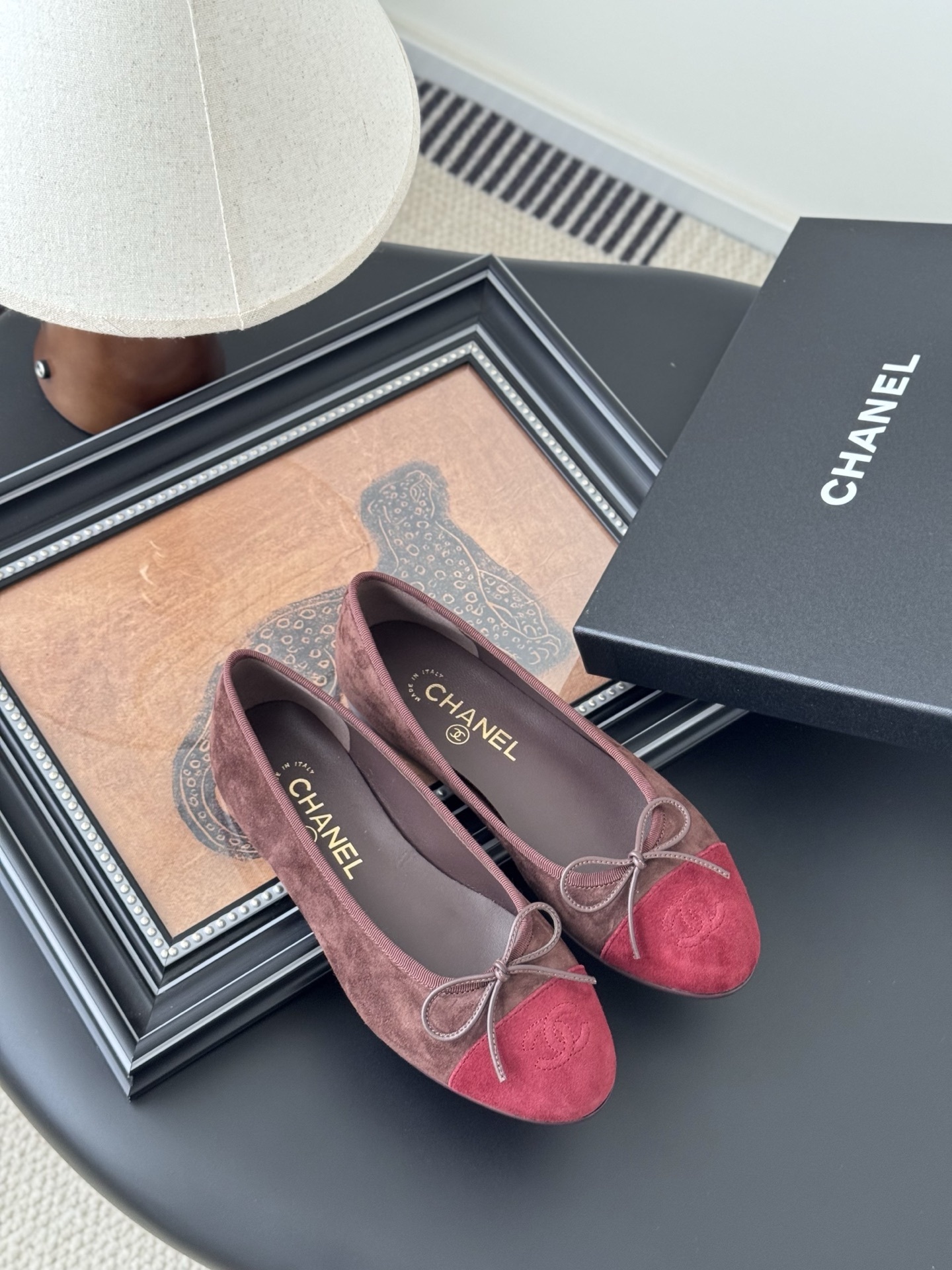 Authentic Chanel two-tone suede ballerina flats in brown and red with bow detail and original box. - Hình 5