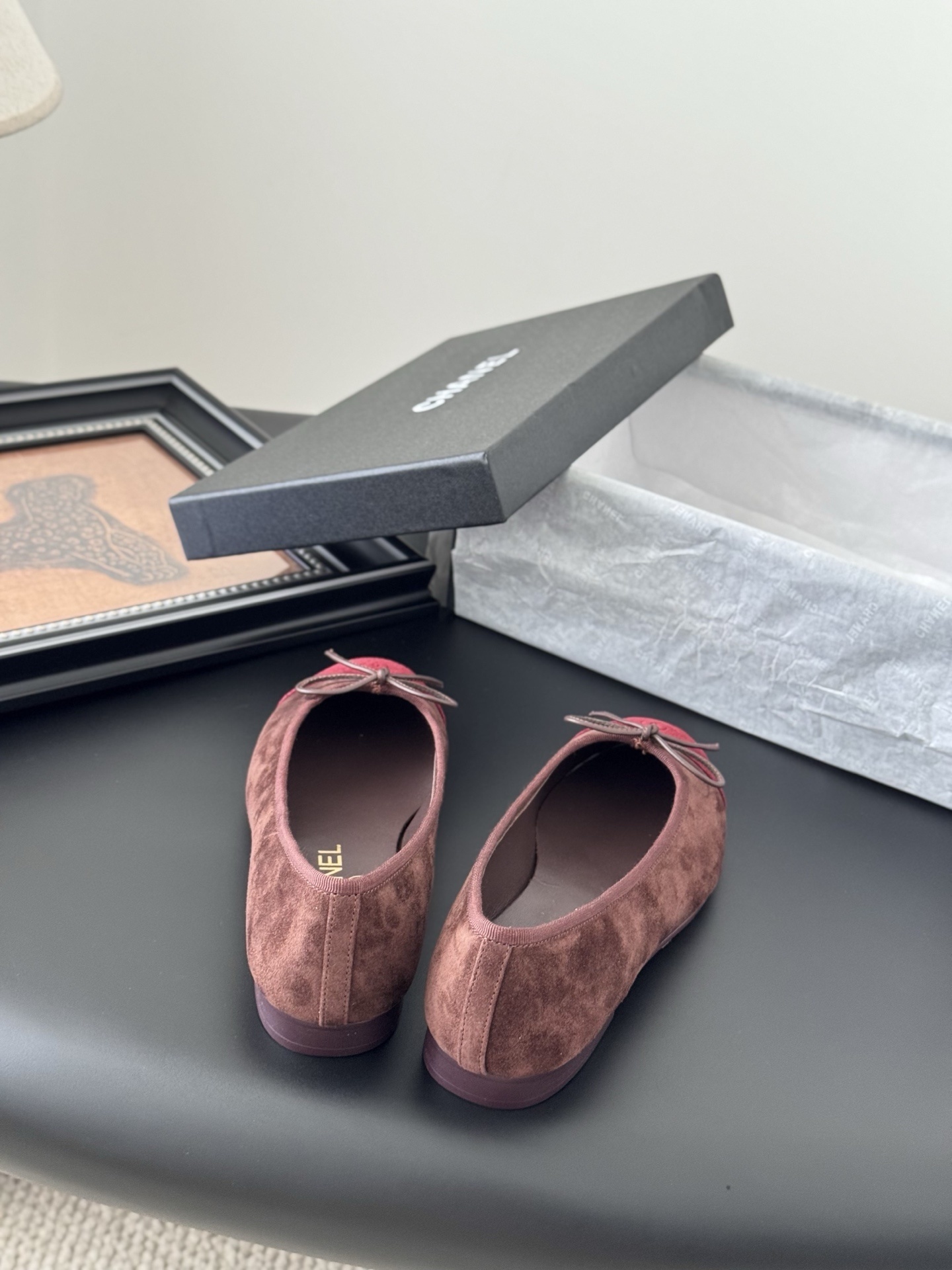Authentic Chanel two-tone suede ballerina flats in brown and red with bow detail and original box. - Hình 4