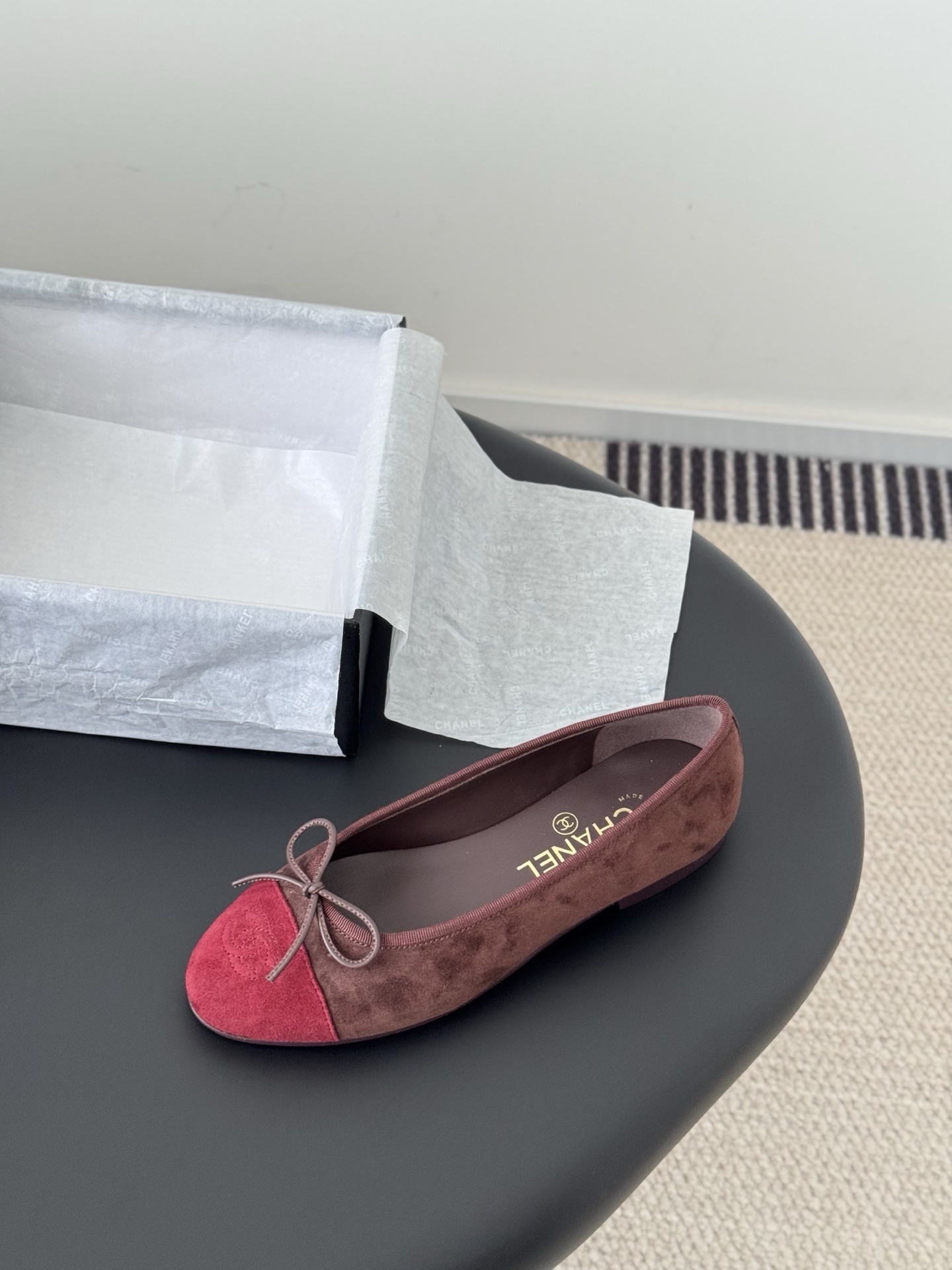 Authentic Chanel two-tone suede ballerina flats in brown and red with bow detail and original box. - Hình 3