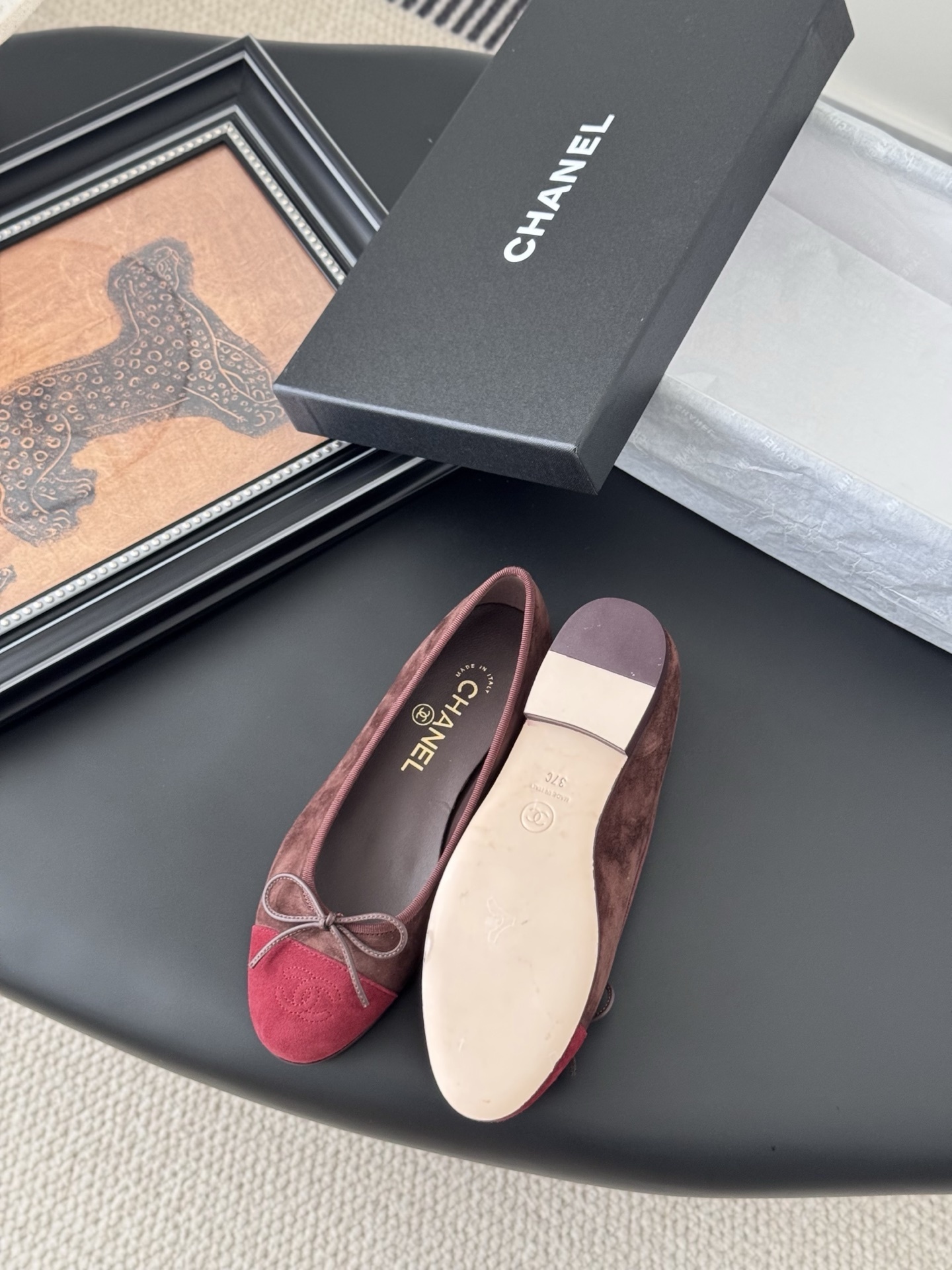 Authentic Chanel two-tone suede ballerina flats in brown and red with bow detail and original box. - Hình 2