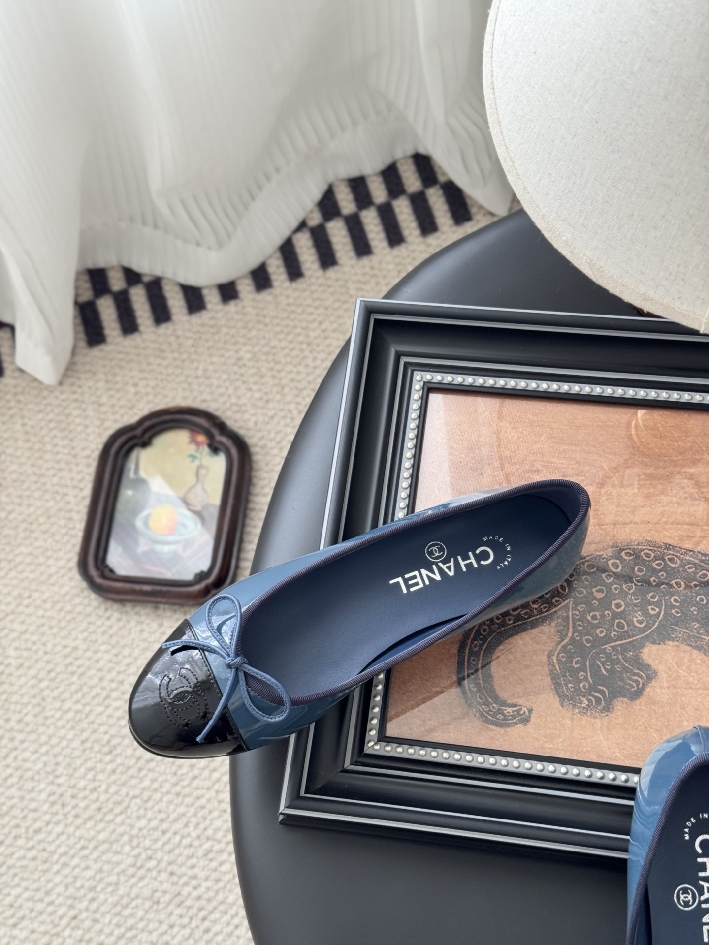 A pair of Chanel two-tone patent leather ballet flats in blue and black with a bow detail and CC logo, displayed with the original Chanel box. - Hình 8