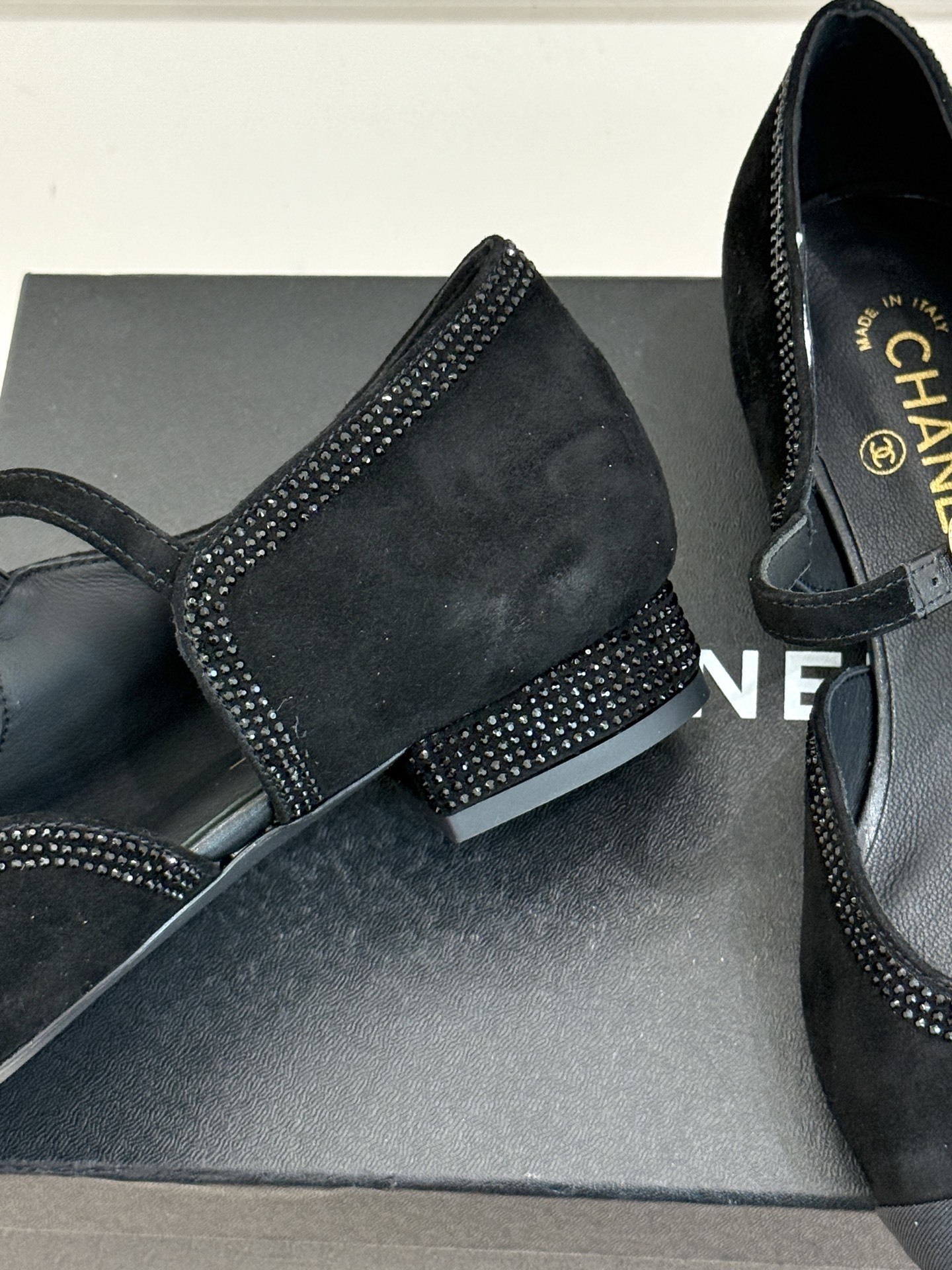 Luxury Chanel black suede pointed-toe Mary Jane flats with crystal embellishments and cap toe design. - Hình 6