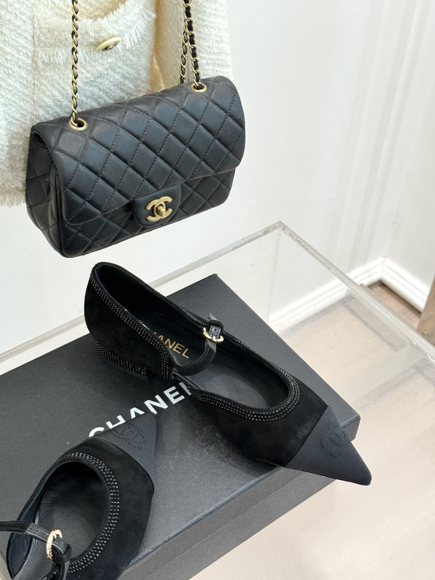 Luxury Chanel black suede pointed-toe Mary Jane flats with crystal embellishments and cap toe design. - Hình 5