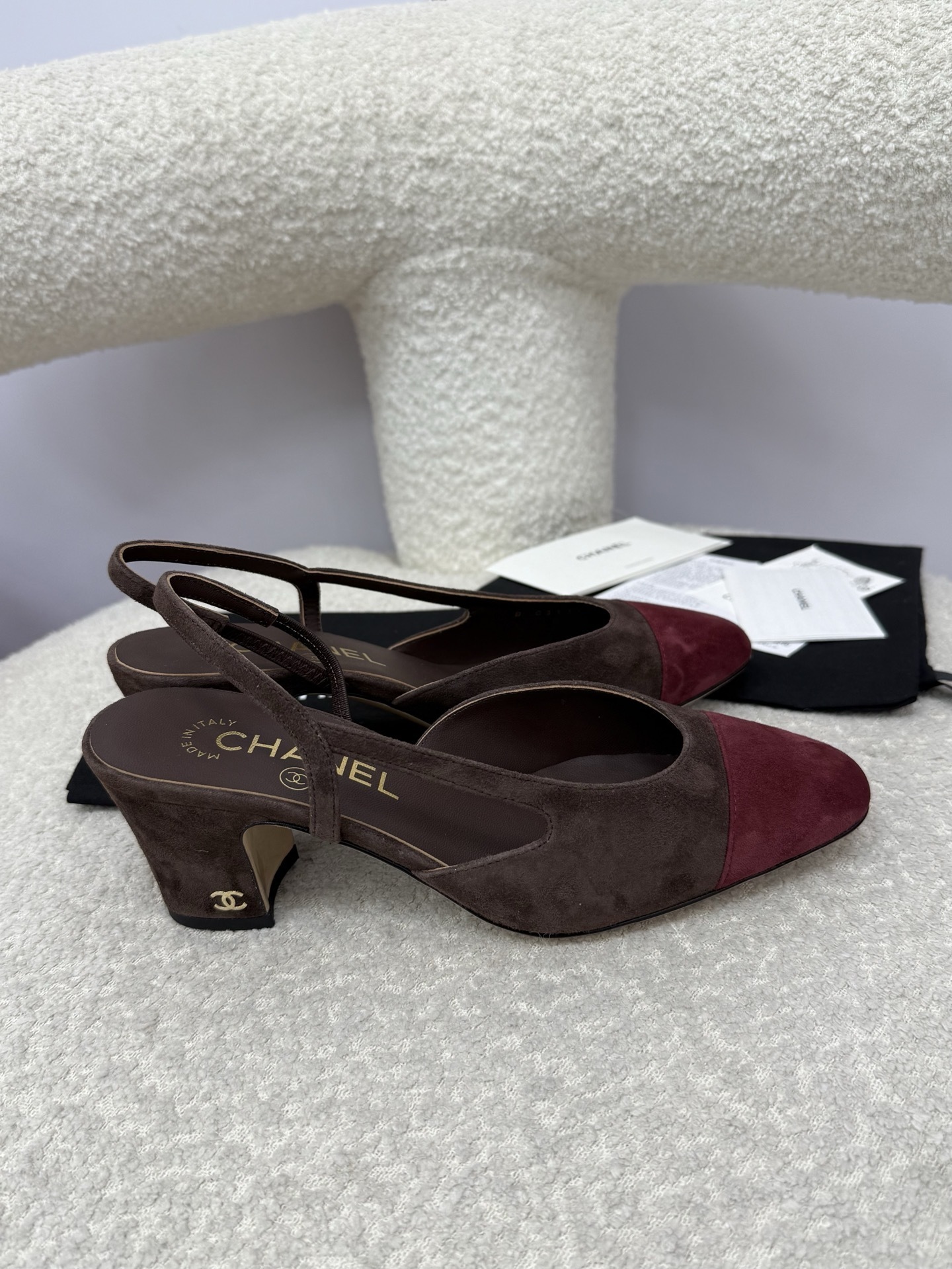 A pair of Chanel two-tone brown and burgundy suede slingback pumps with block heels and gold CC logo detail. - Hình 8
