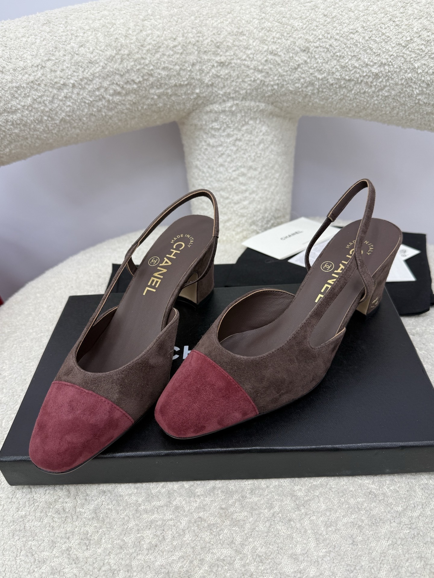 A pair of Chanel two-tone brown and burgundy suede slingback pumps with block heels and gold CC logo detail. - Hình 6