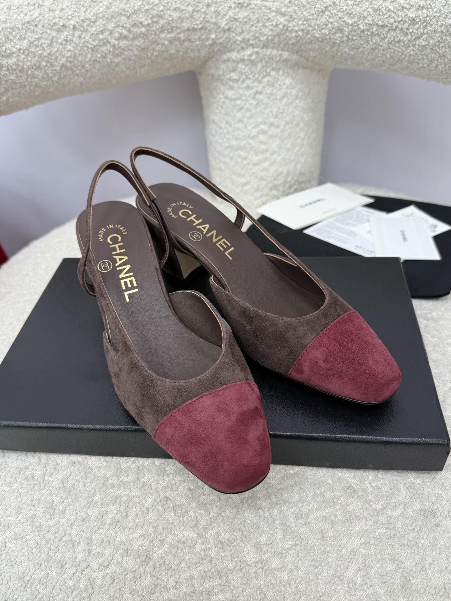 A pair of Chanel two-tone brown and burgundy suede slingback pumps with block heels and gold CC logo detail. - Hình 5