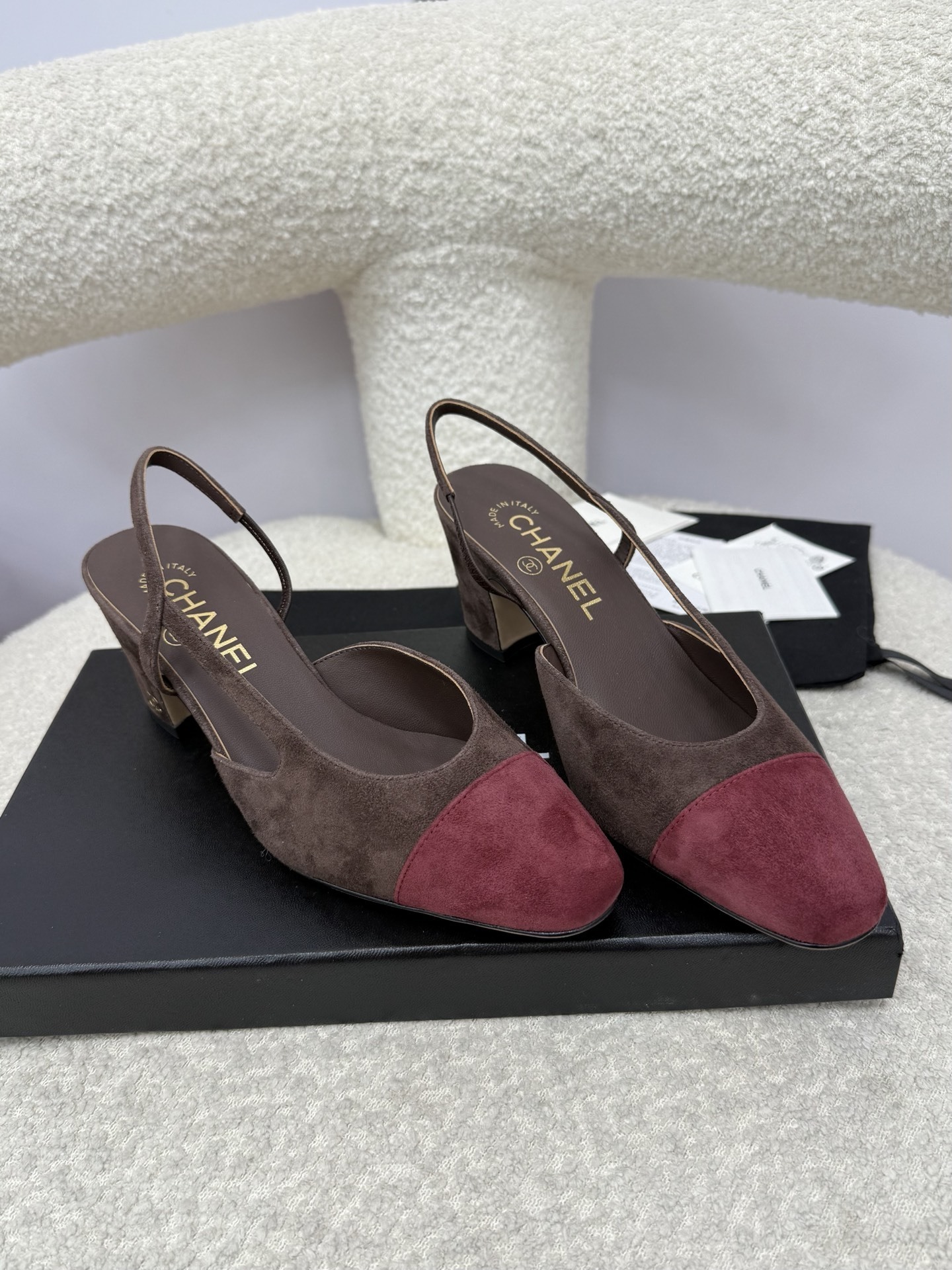A pair of Chanel two-tone brown and burgundy suede slingback pumps with block heels and gold CC logo detail. - Hình 4
