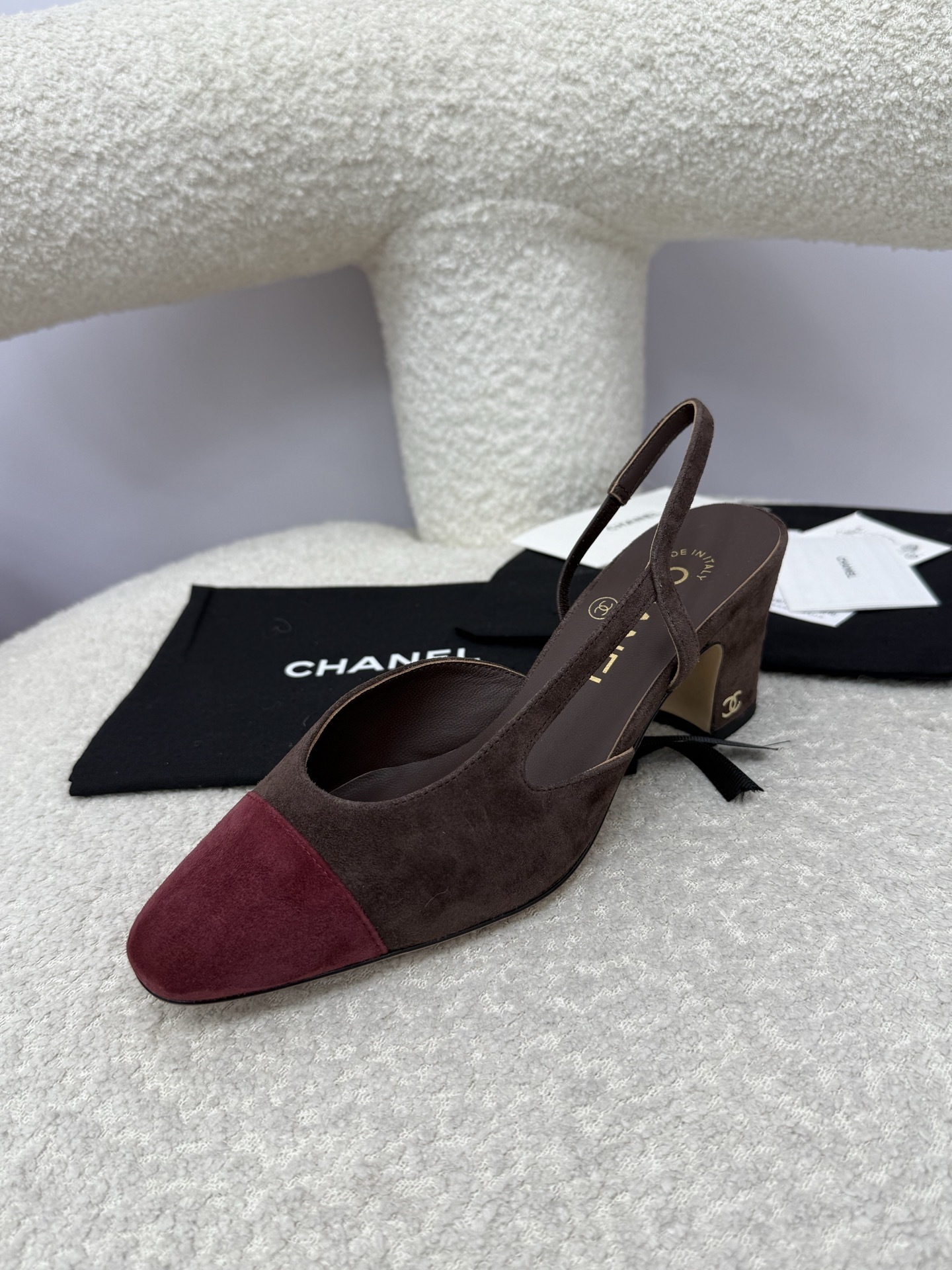 A pair of Chanel two-tone brown and burgundy suede slingback pumps with block heels and gold CC logo detail. - Hình 3