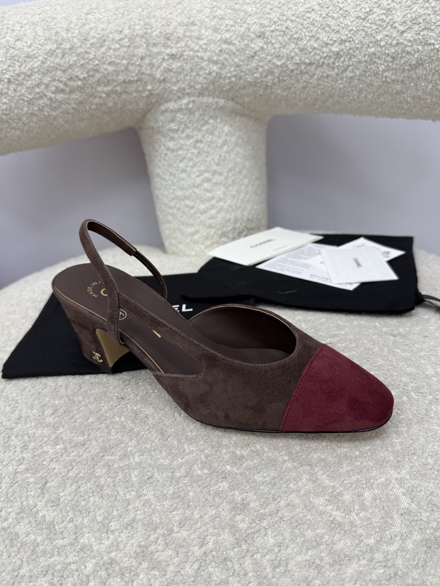 A pair of Chanel two-tone brown and burgundy suede slingback pumps with block heels and gold CC logo detail. - Hình 2