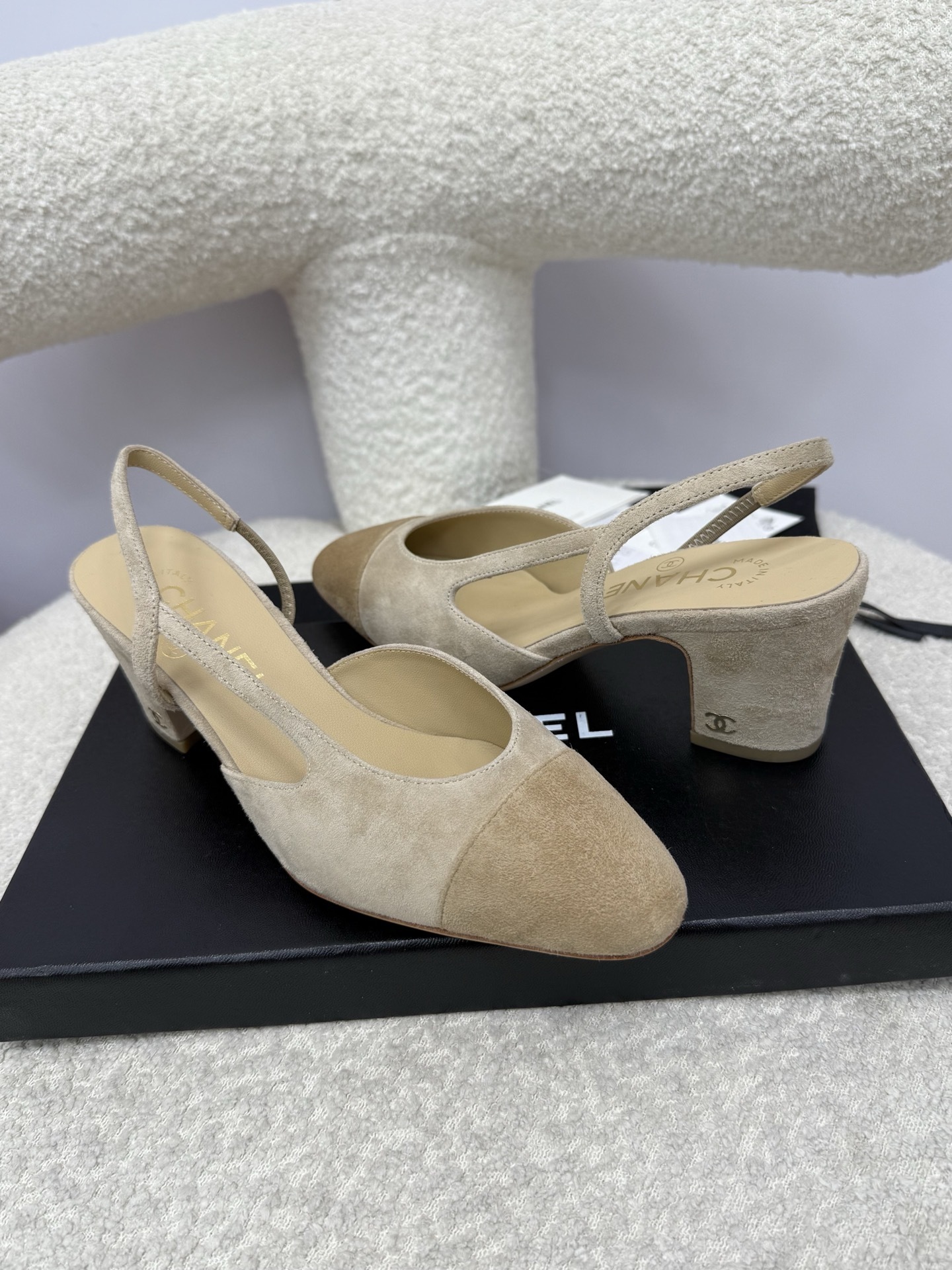 Luxury Chanel beige and tan suede slingback pumps with block heels and signature cap toe design - Hình 7