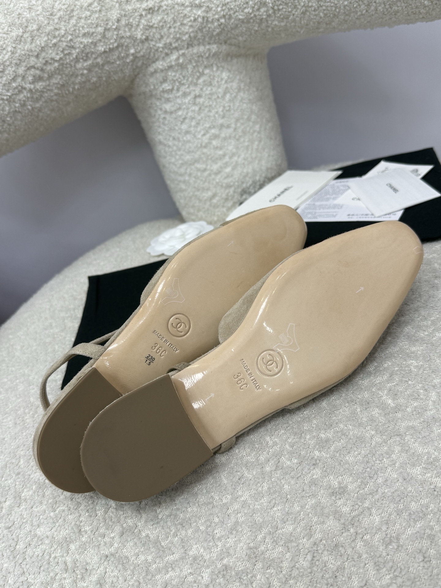 Chanel beige suede slingback flats with two-tone cap toe and CC logo on the heel - Hình 9