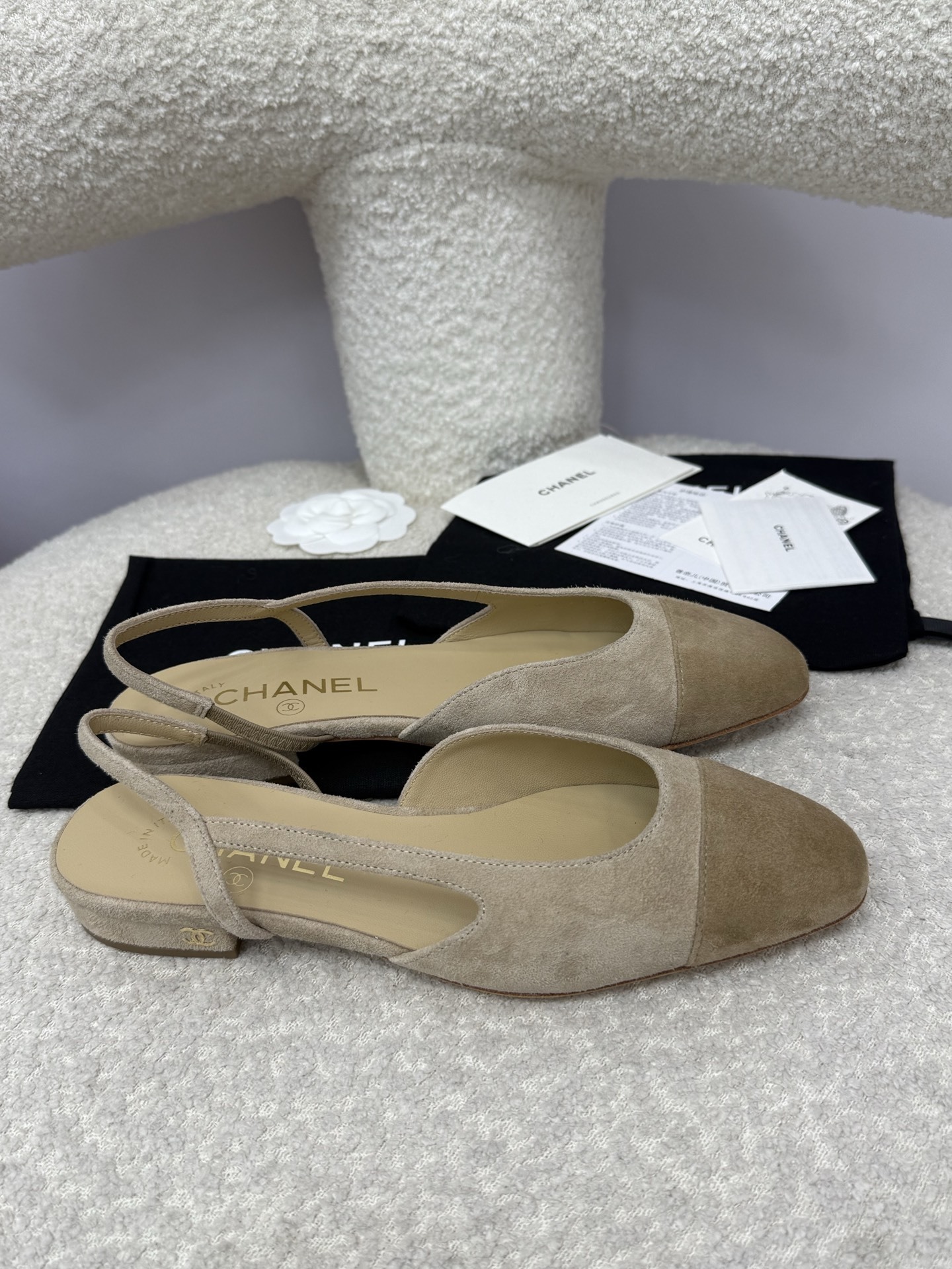 Chanel beige suede slingback flats with two-tone cap toe and CC logo on the heel - Hình 8