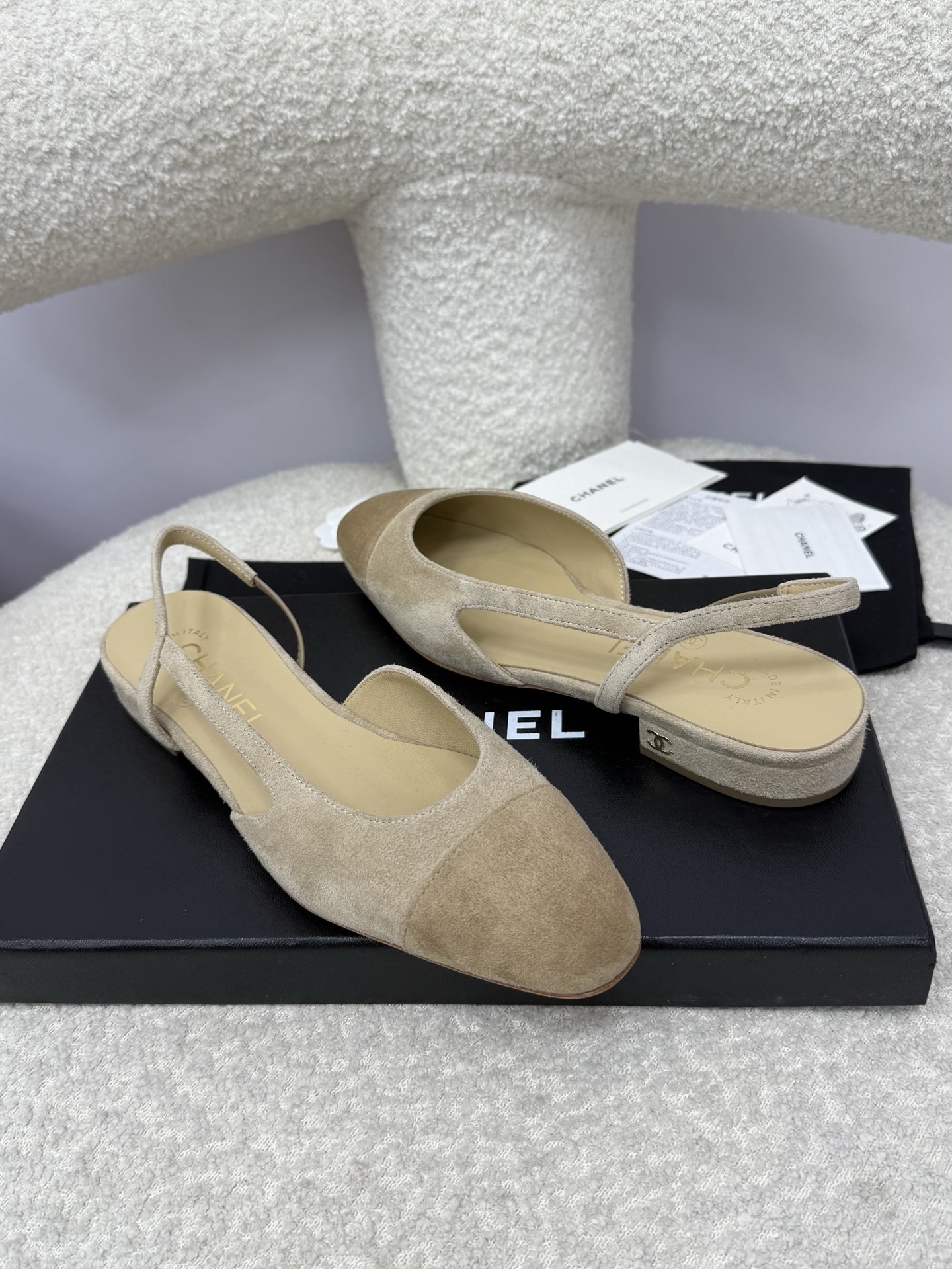 Chanel beige suede slingback flats with two-tone cap toe and CC logo on the heel - Hình 7