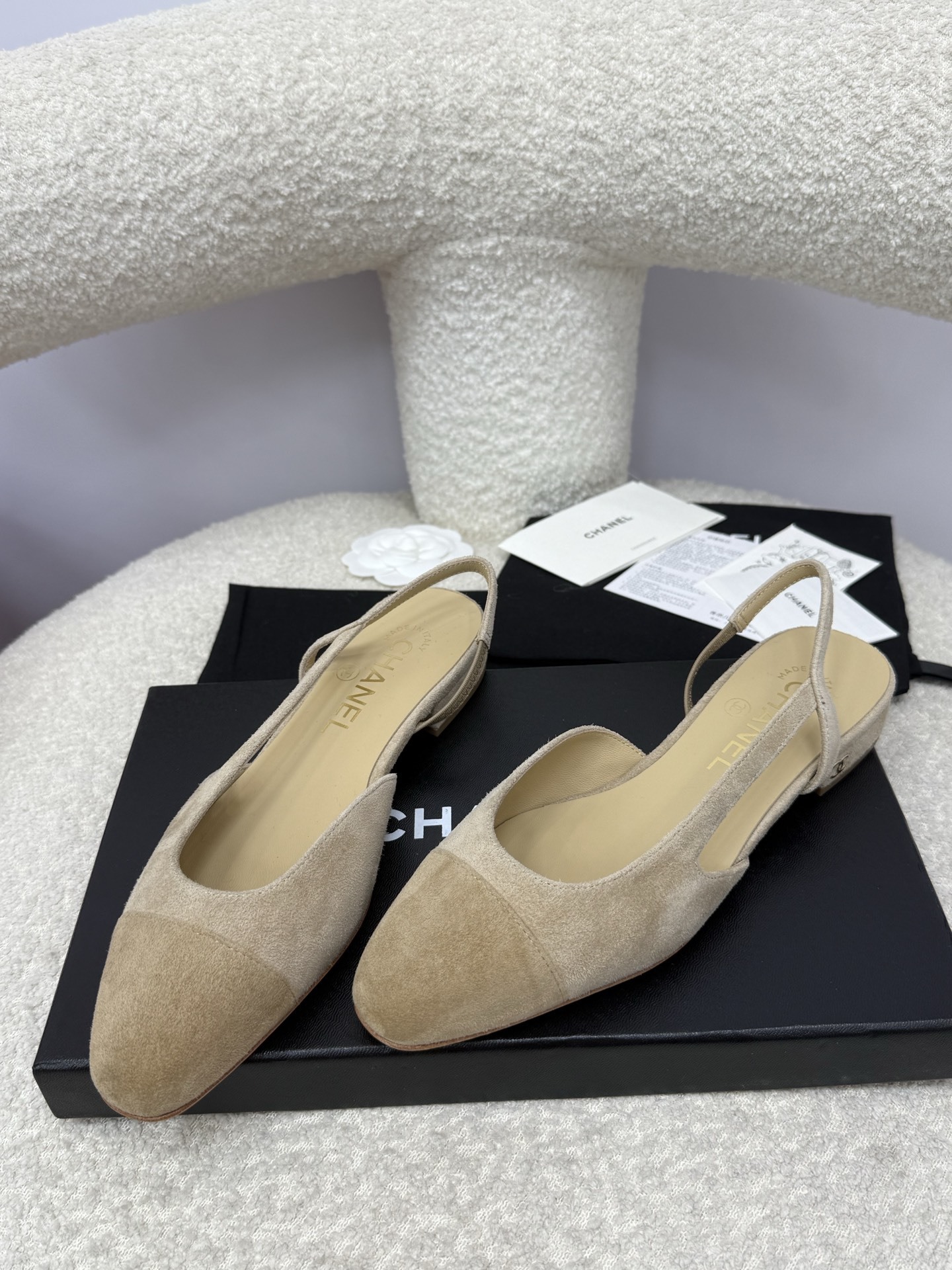 Chanel beige suede slingback flats with two-tone cap toe and CC logo on the heel - Hình 6
