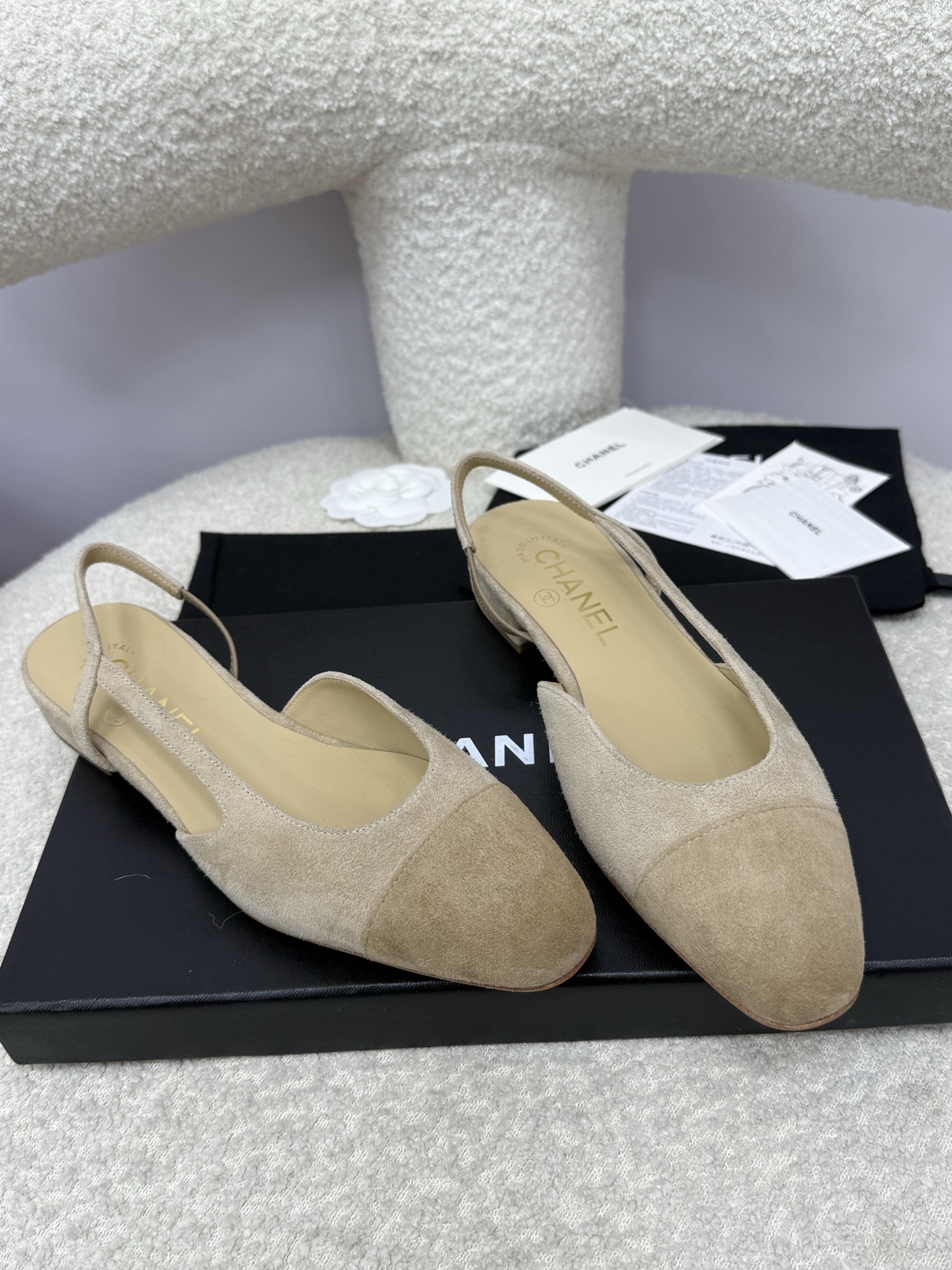 Chanel beige suede slingback flats with two-tone cap toe and CC logo on the heel - Hình 5