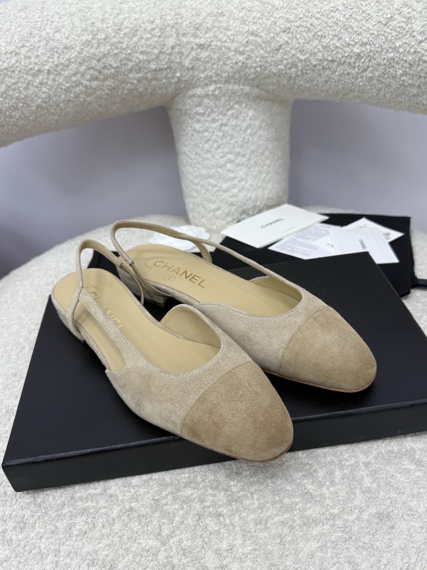 Chanel beige suede slingback flats with two-tone cap toe and CC logo on the heel - Hình 4