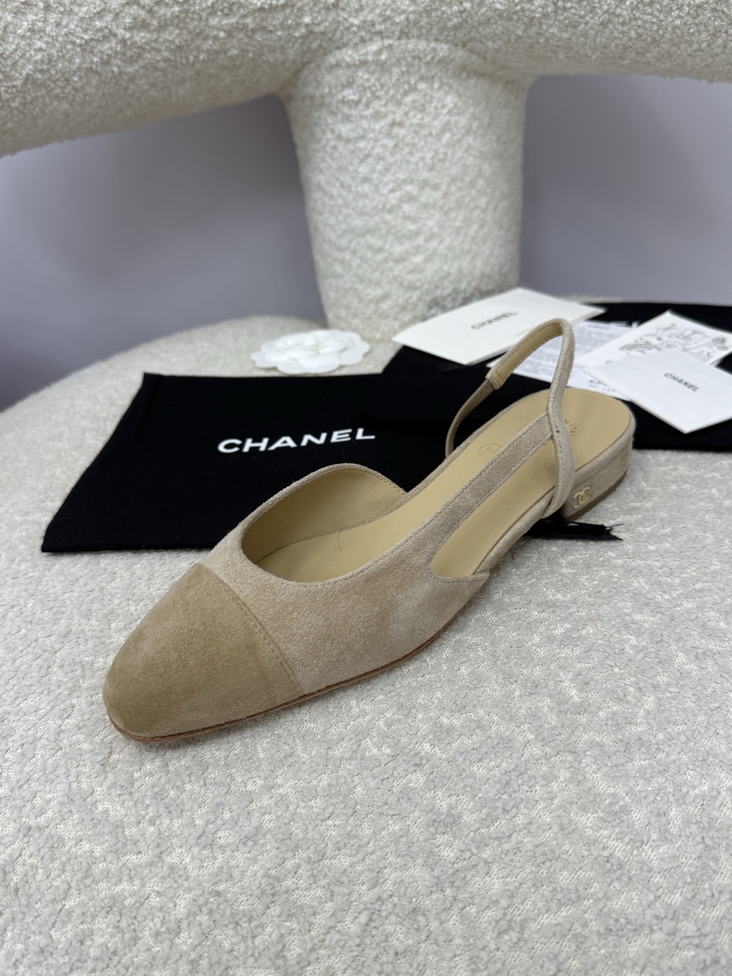 Chanel beige suede slingback flats with two-tone cap toe and CC logo on the heel - Hình 3