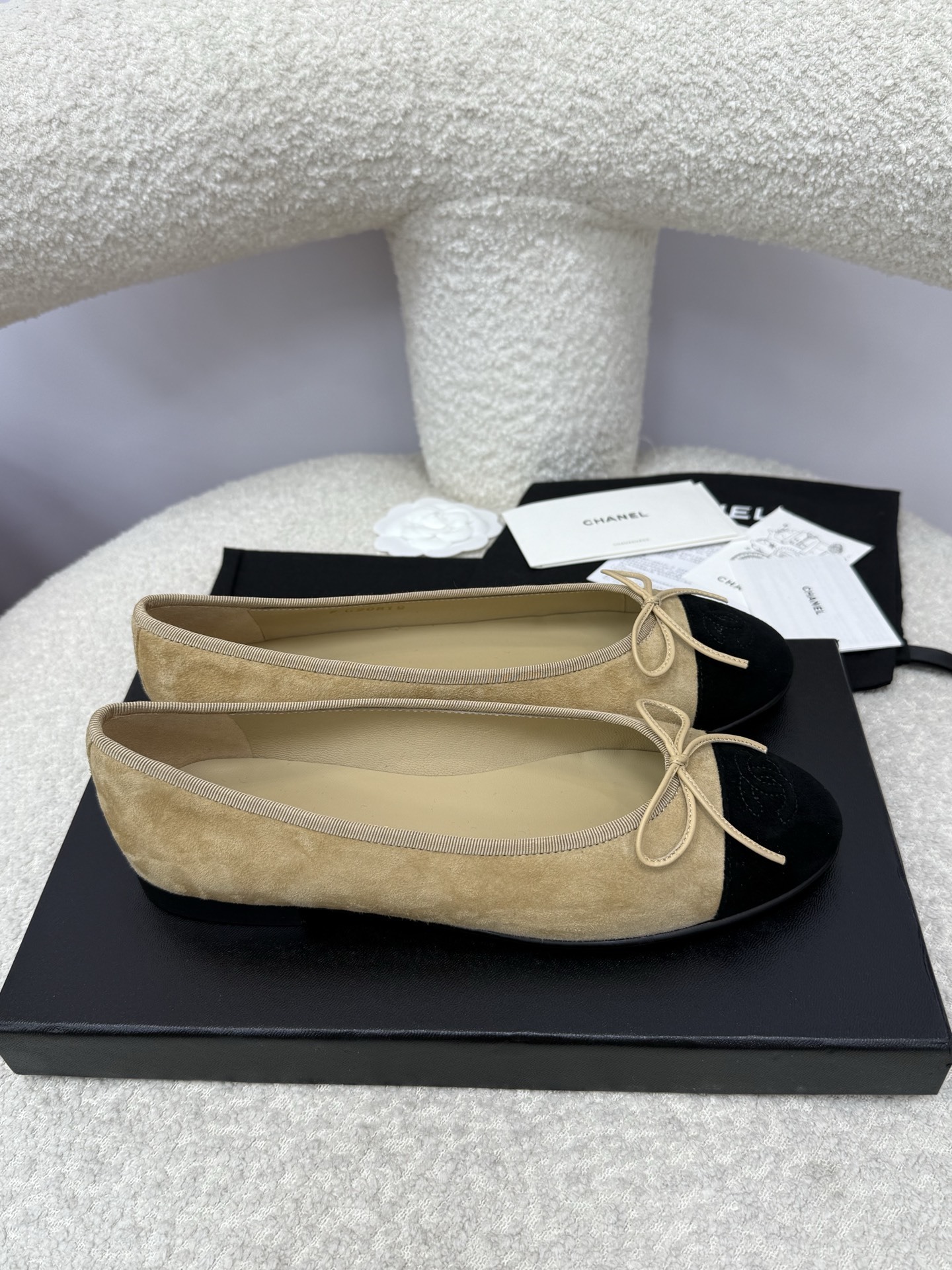 Chanel beige suede ballerina flats with black cap toe and bow detail - Hình 7