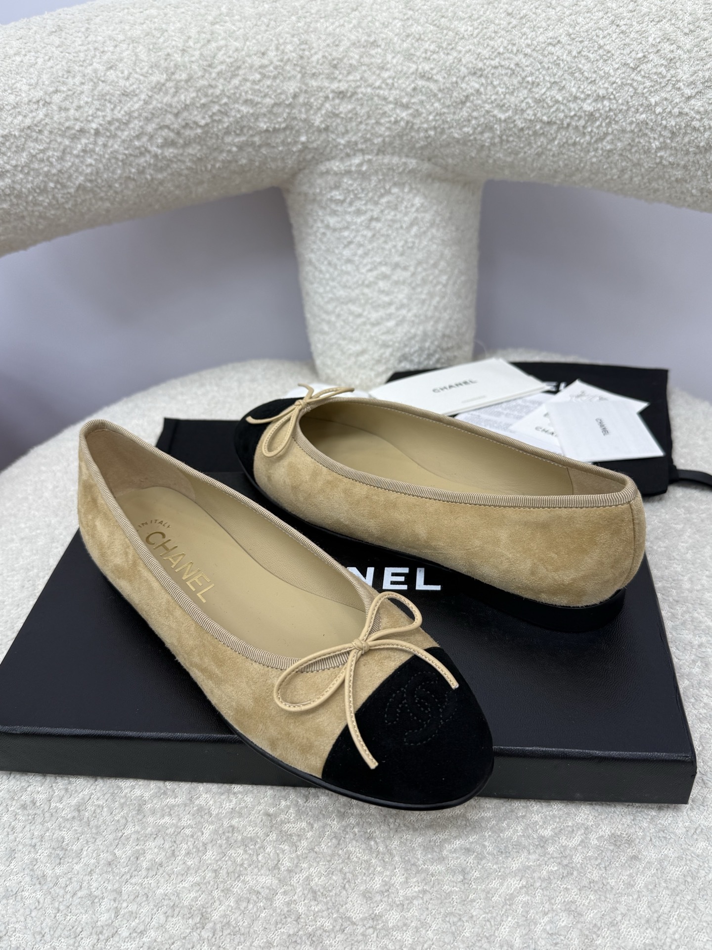 Chanel beige suede ballerina flats with black cap toe and bow detail - Hình 6