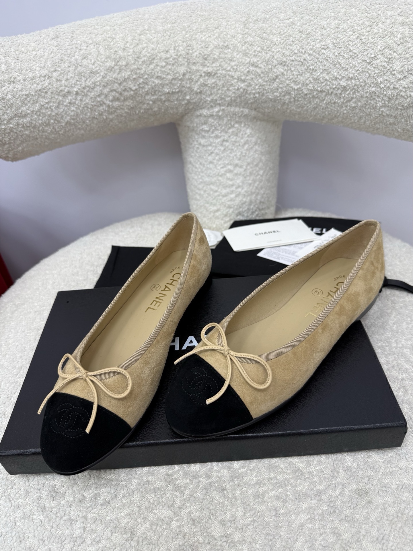 Chanel beige suede ballerina flats with black cap toe and bow detail - Hình 5