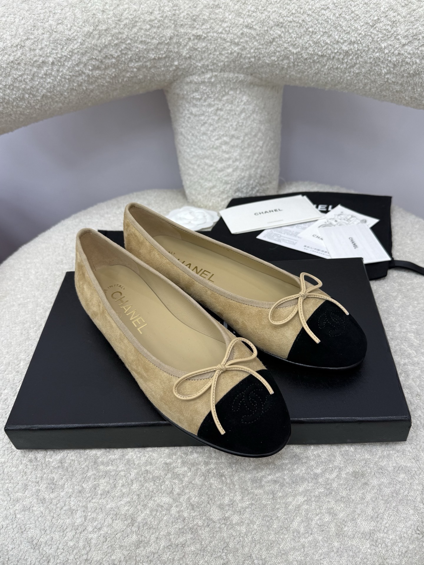Chanel beige suede ballerina flats with black cap toe and bow detail - Hình 4