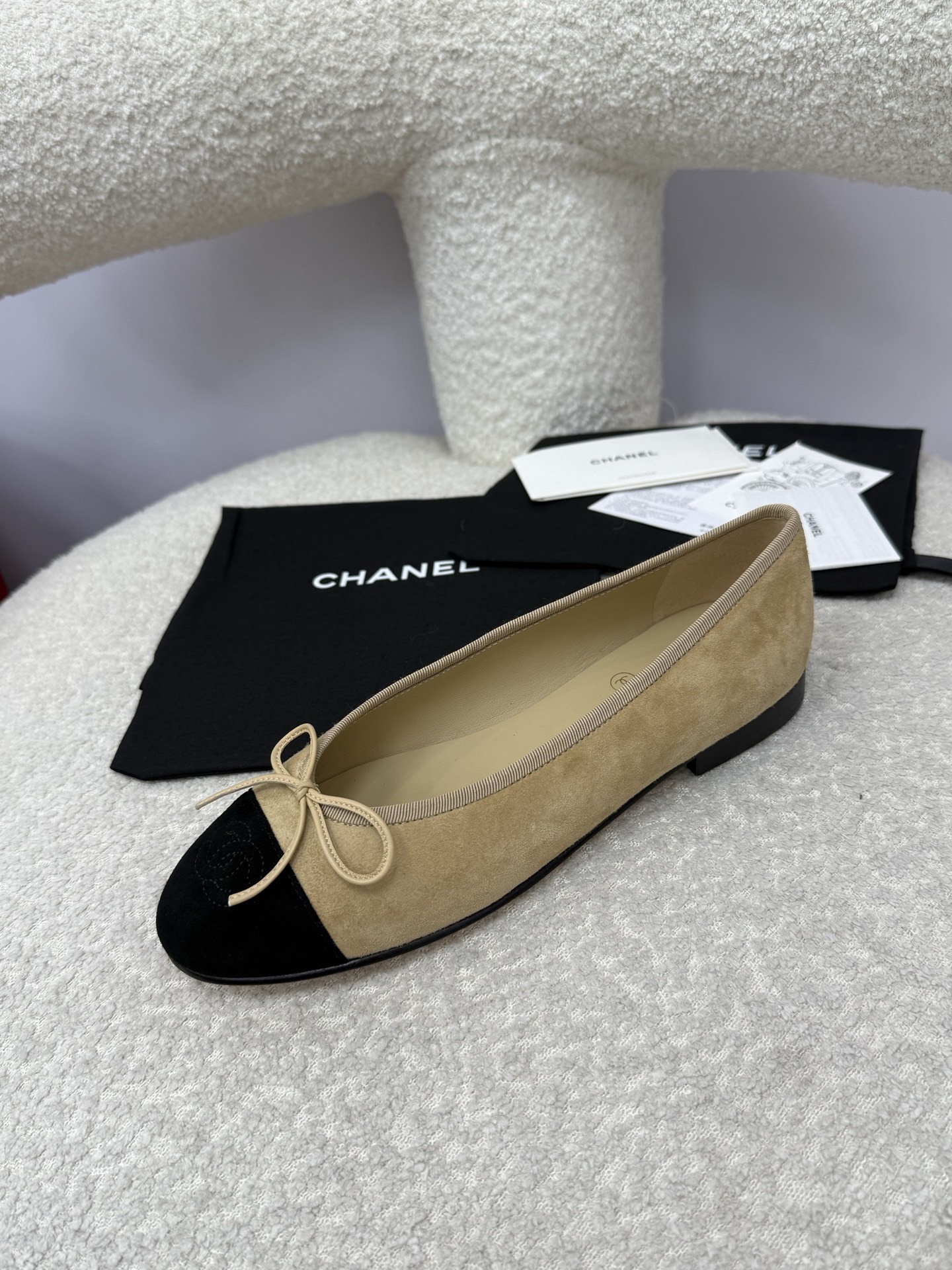 Chanel beige suede ballerina flats with black cap toe and bow detail - Hình 3