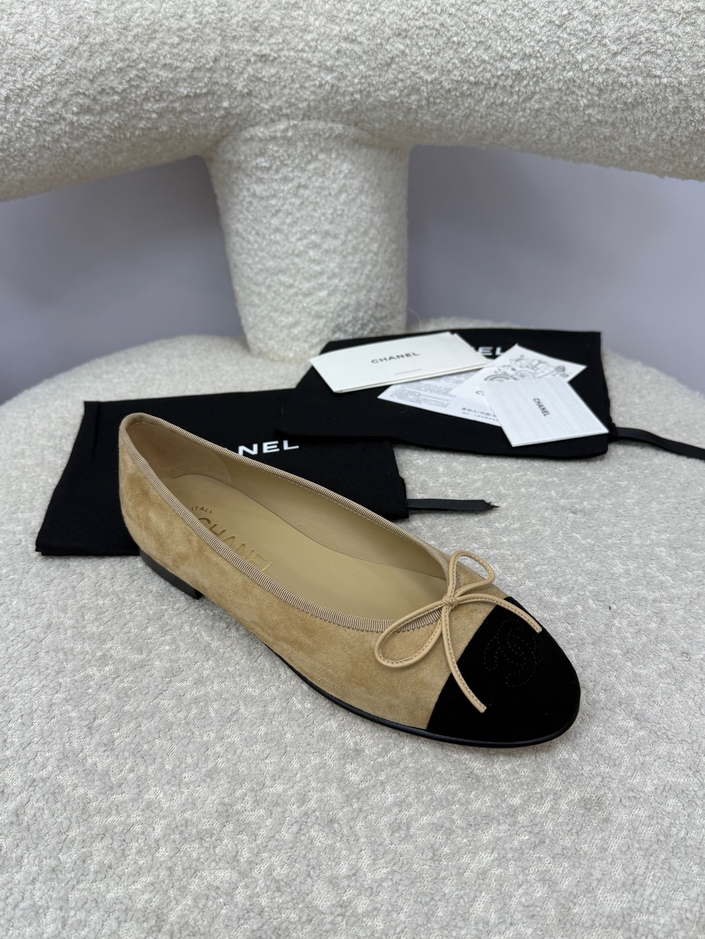 Chanel beige suede ballerina flats with black cap toe and bow detail - Hình 2
